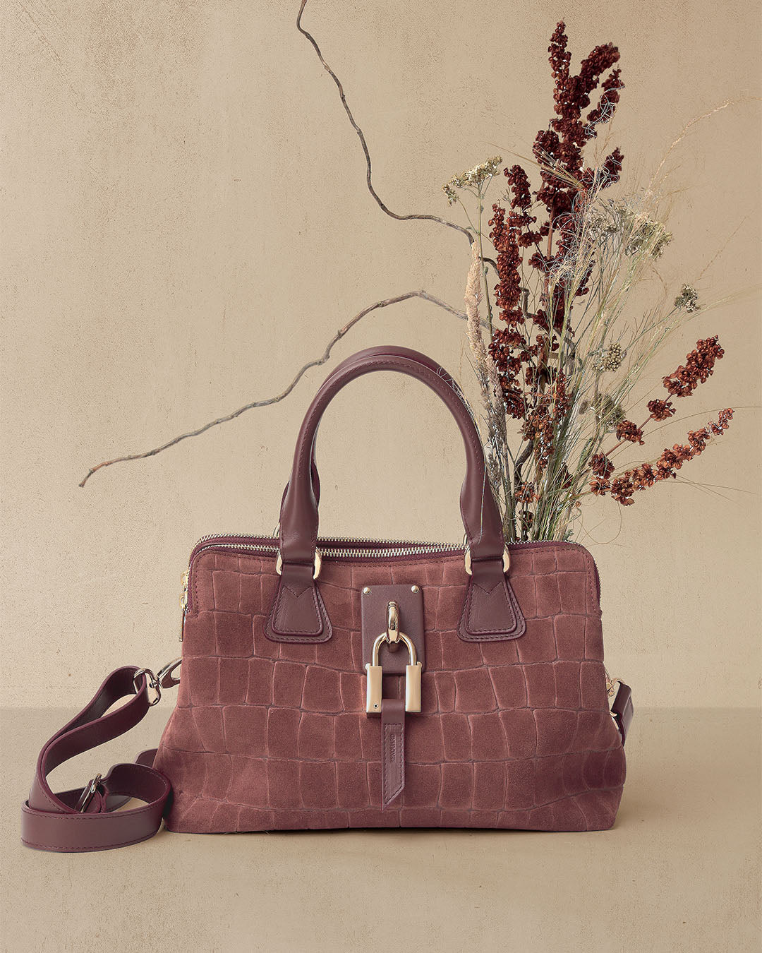 Le sac Mini New-York Renouard en cuir veau velours façon croco acajou et accessoires dorés, vu de face en ambiance.