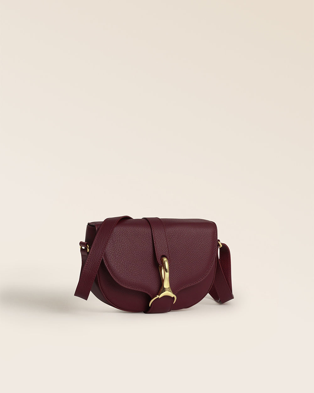 Notre sac Pablo Renouard en cuir façon vigogne bordeaux vu de quart en studio.