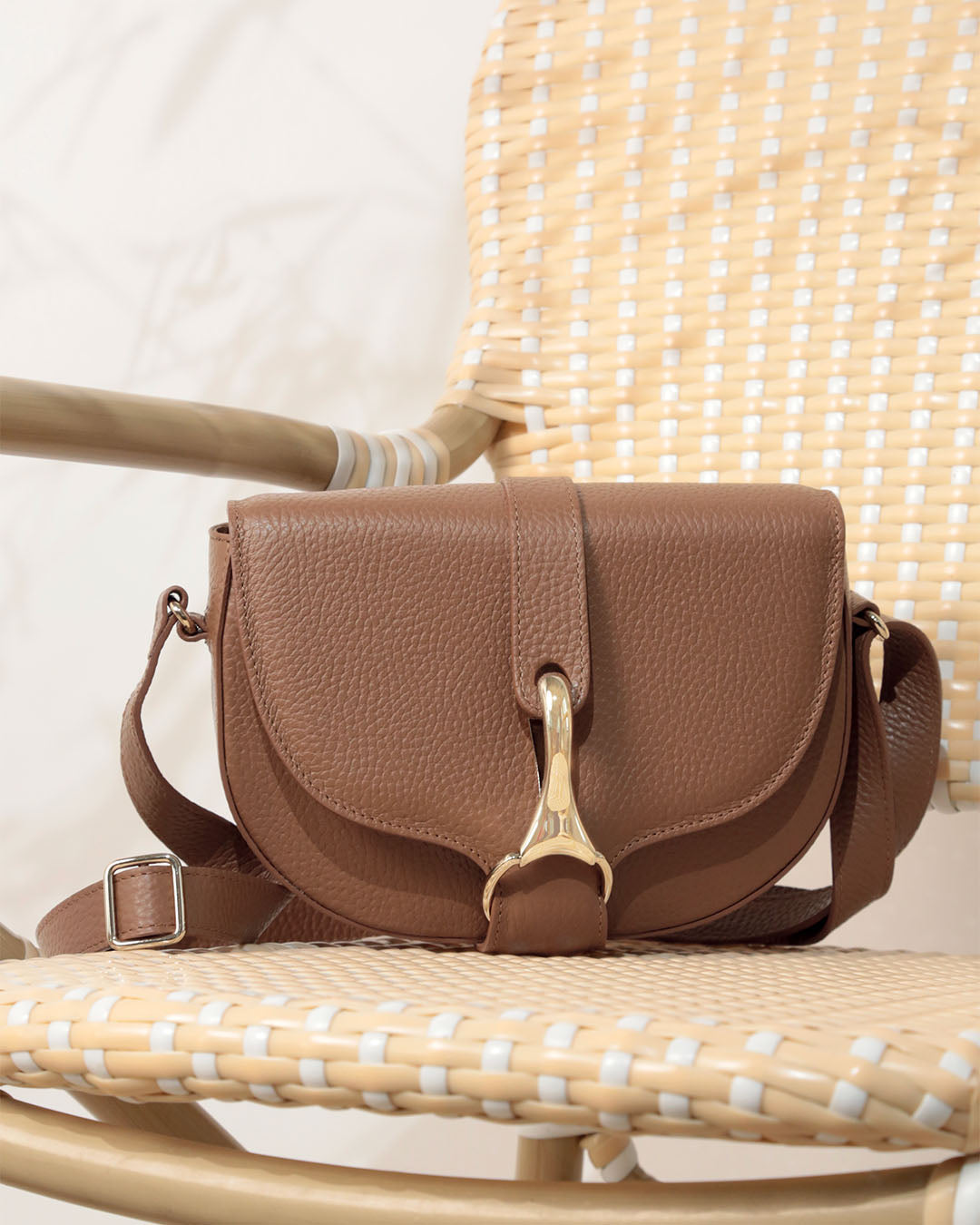 Notre sac Pablo Renouard en cuir façon vigogne fauve, vu de face en ambiance.