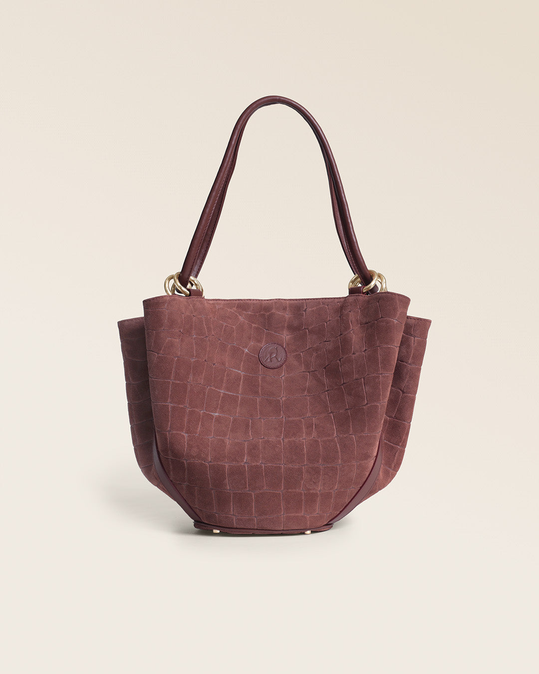 Le sac Païta Renouard en cuir veau velours façon croco acajou, vu de face en studio.