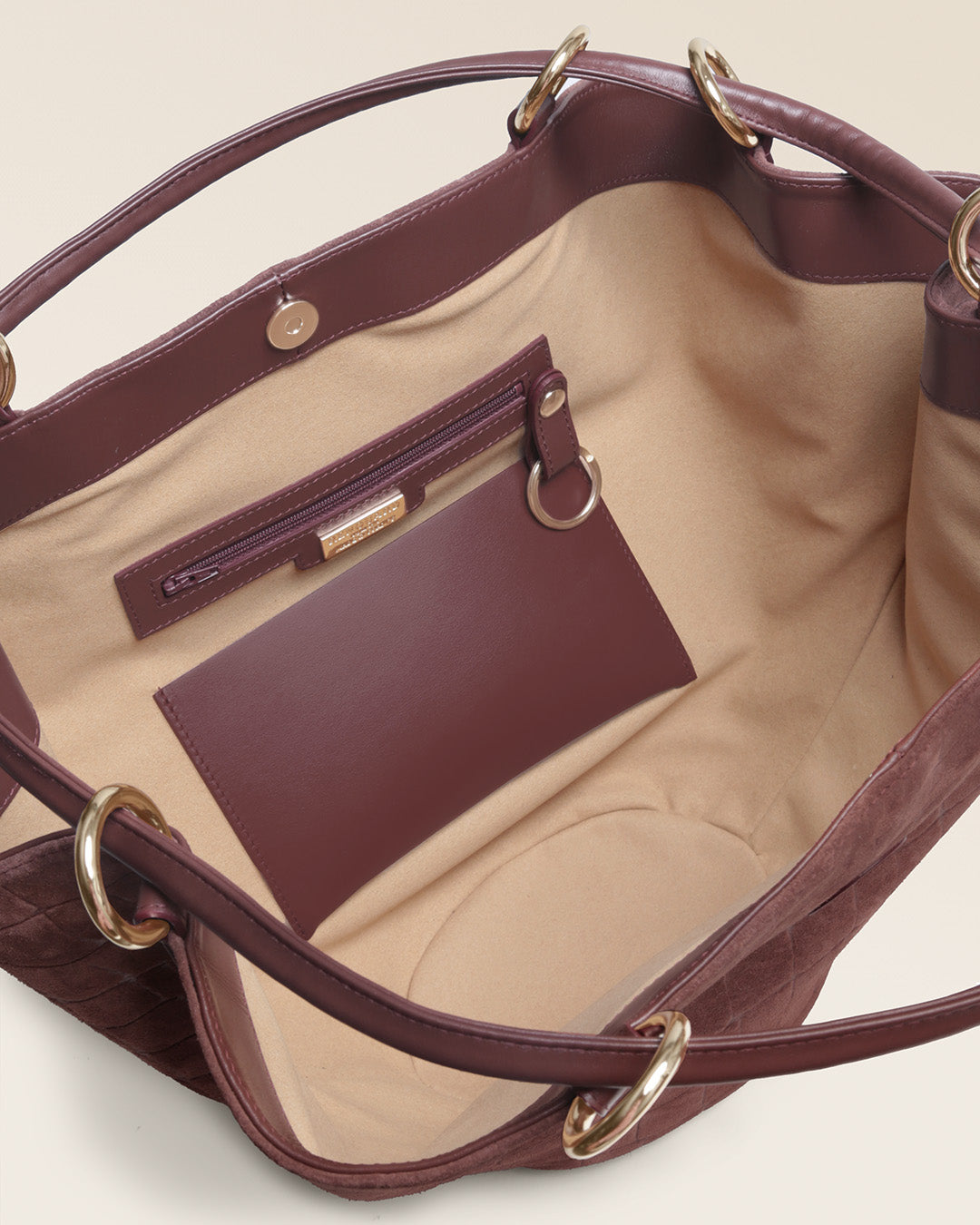 Le sac Païta Renouard en cuir veau velours façon croco acajou, vu ouvert en studio.