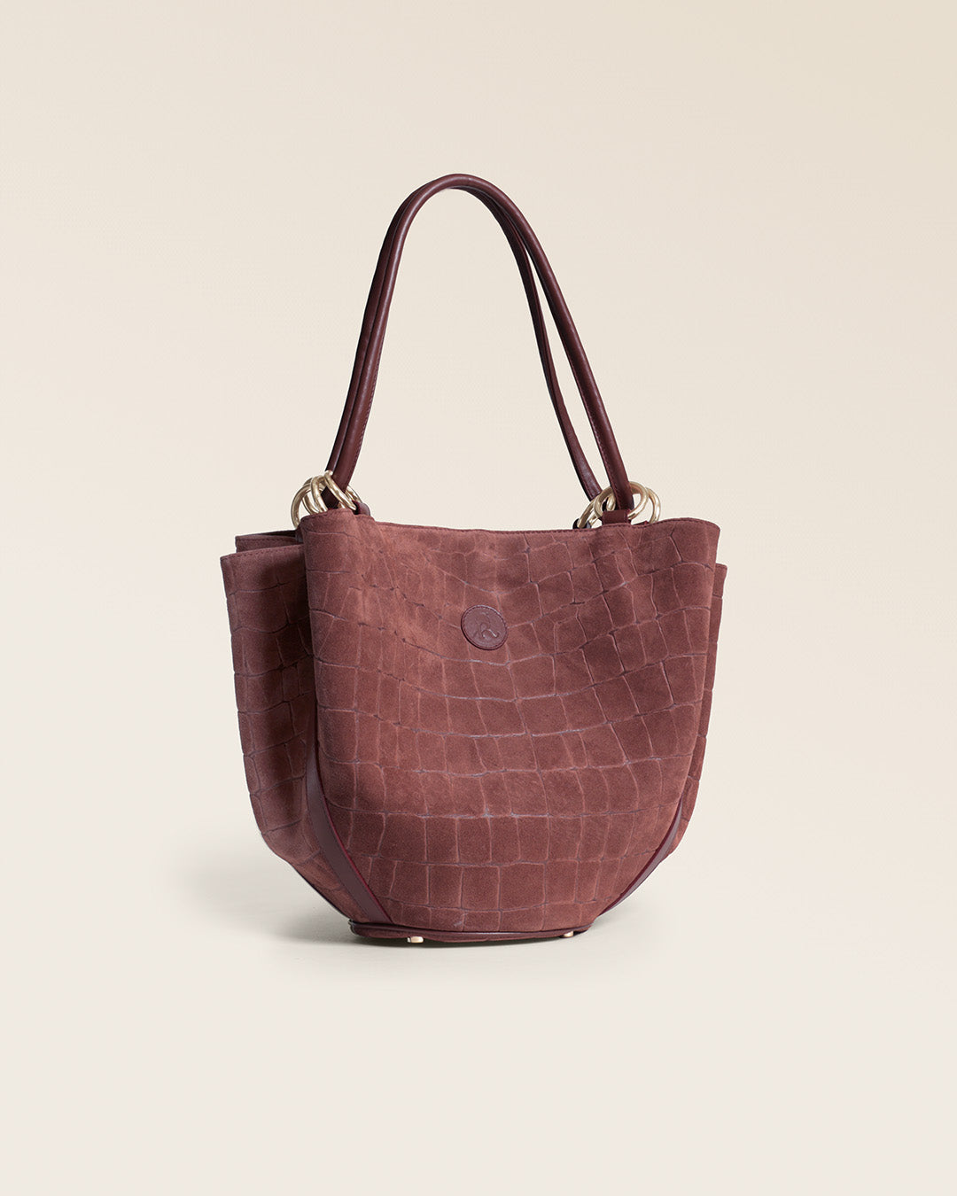 Le sac Païta Renouard en cuir veau velours façon croco acajou, vu de quart en studio.