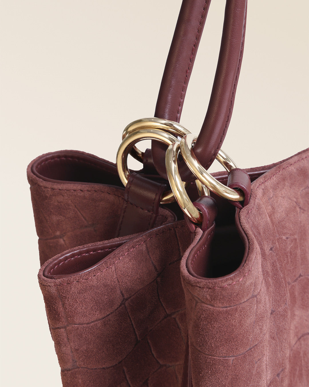 Le sac Païta Renouard en cuir veau velours façon croco acajou, vu de près en studio.