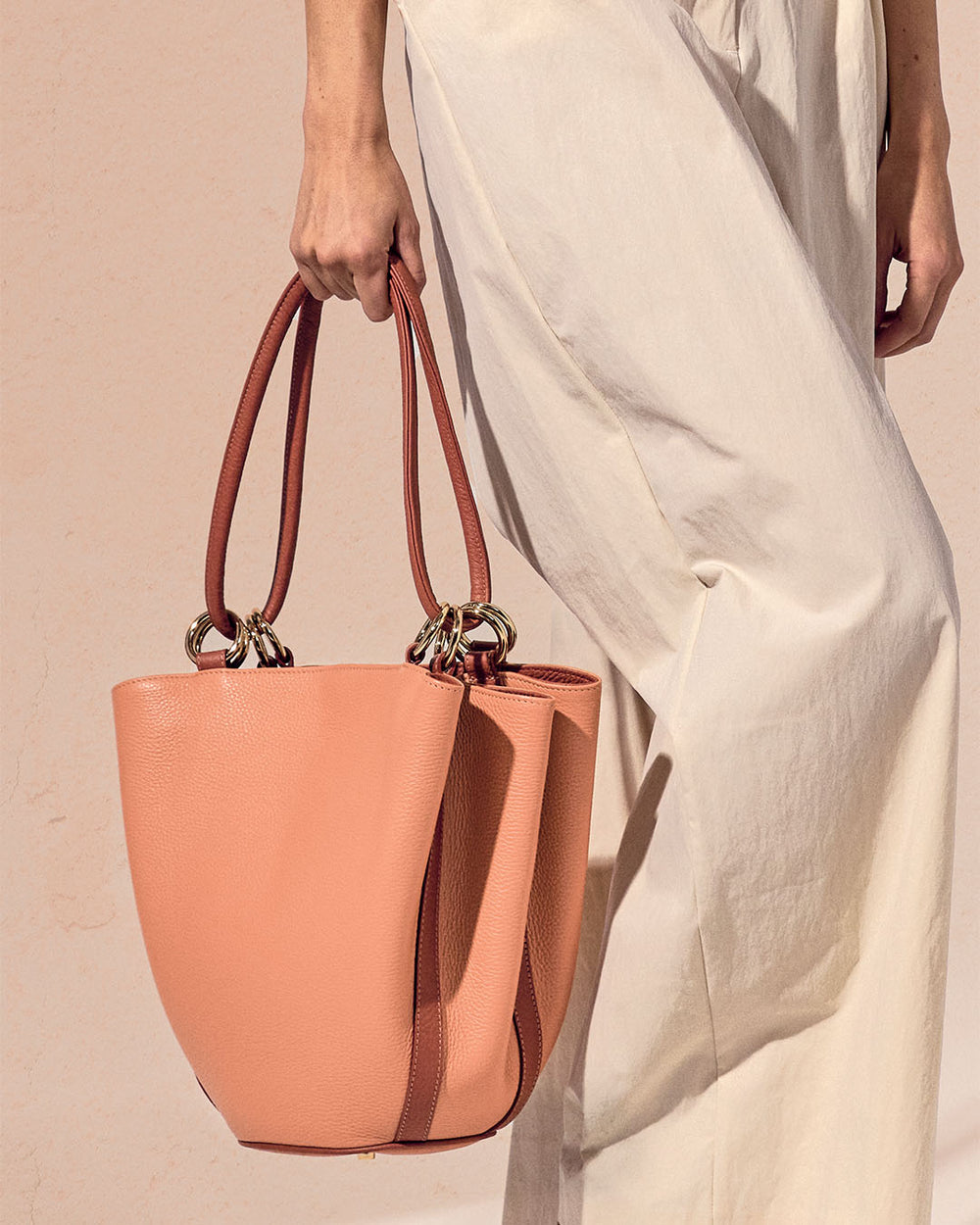 Notre sac Païta Renouard en cuir façon vigogne pêche et terracotta, vu porté en ambiance.