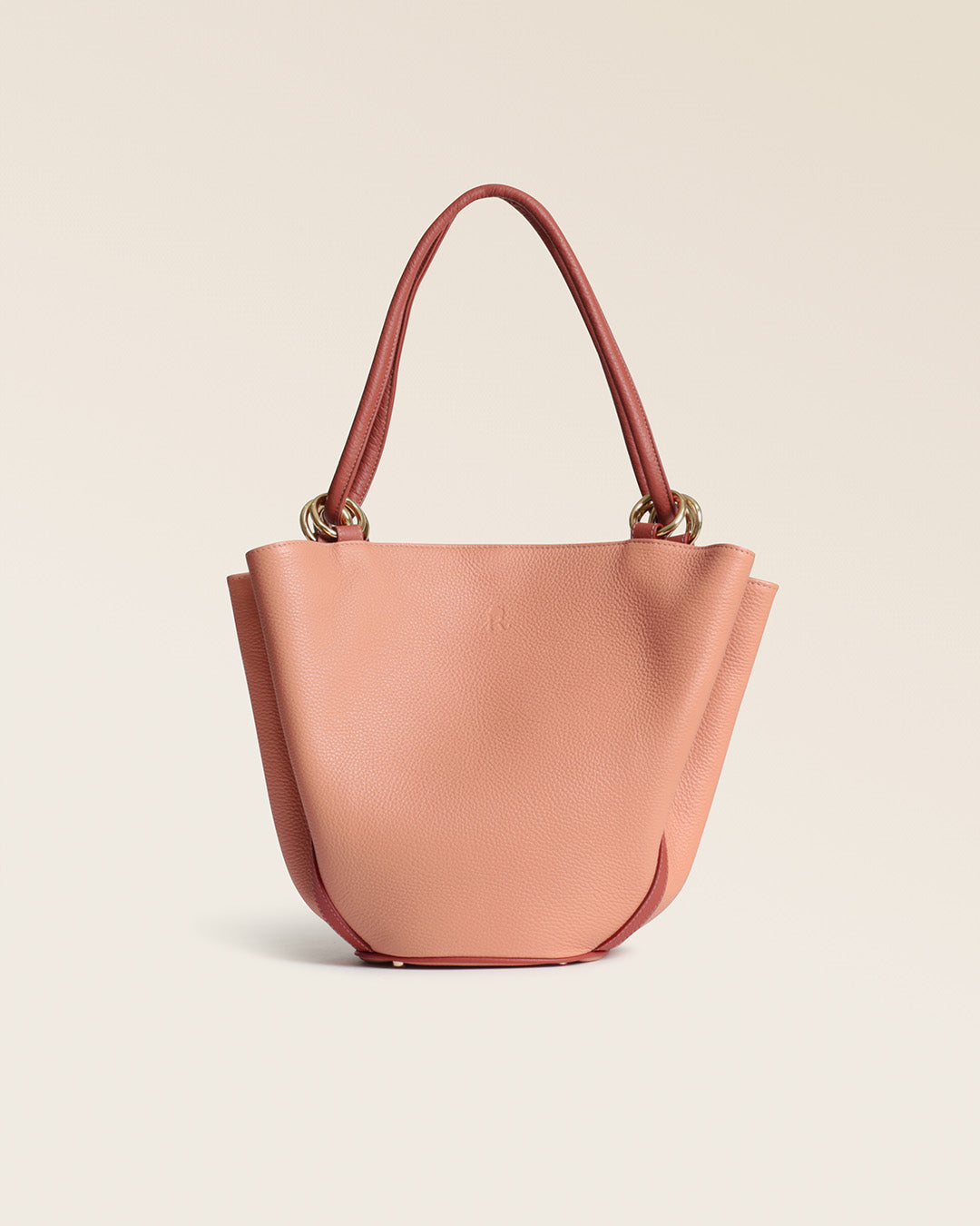 Notre sac Païta Renouard en cuir façon vigogne pêche et terracotta, vu de face en studio.