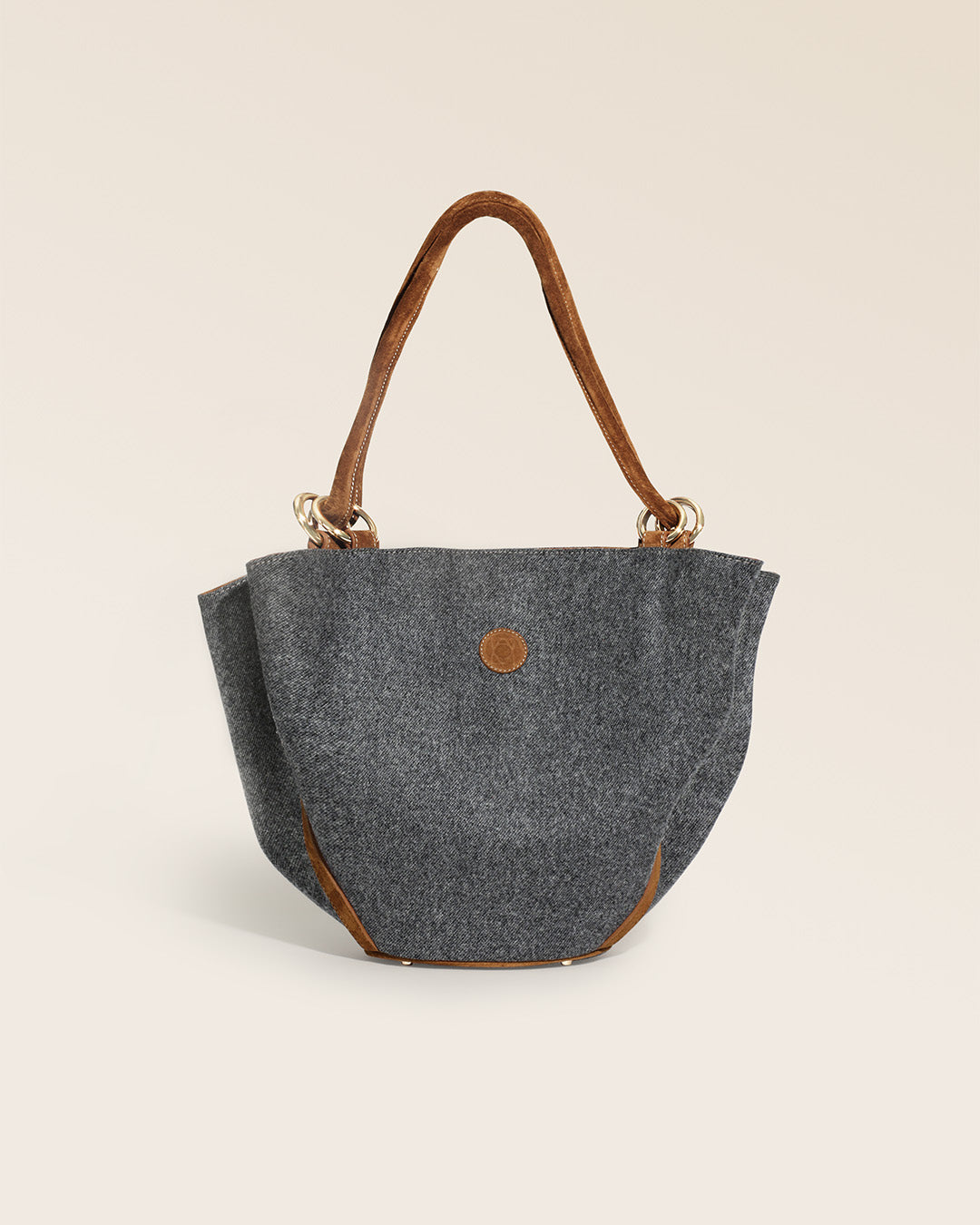 Notre sac Païta Renouard en toile flanelle gris et cuir veau velours noisette, vu de face en studio.