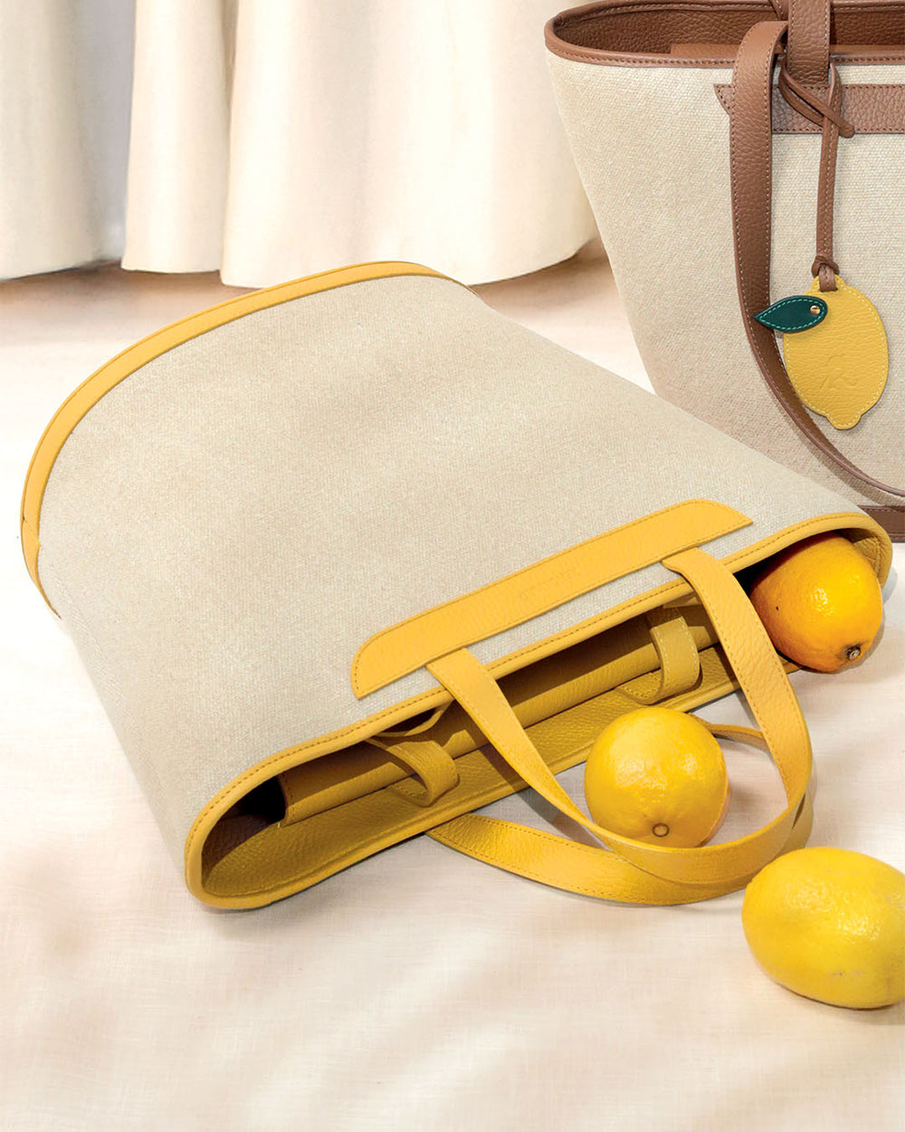 Notre sac panier Corfou Renouard en toile de lin et cuir façon vigogne ananas, vu en ambiance.