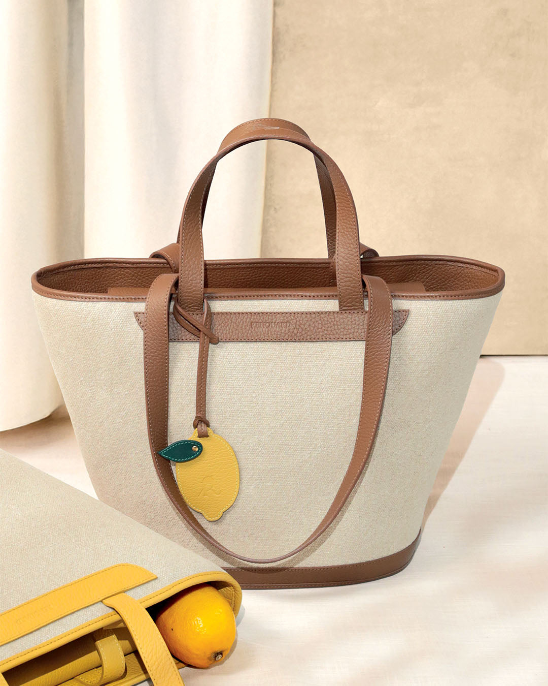 Notre sac panier Corfou Renouard en toile de lin et cuir façon vigogne fauve, vu en ambiance.