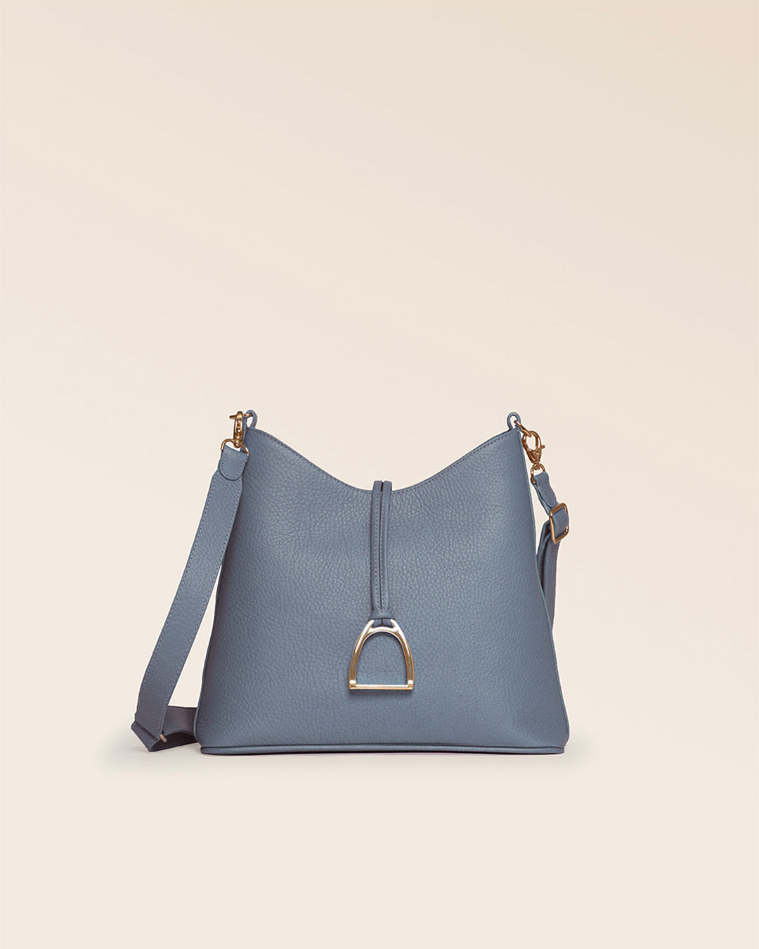 Notre sac Petit Cob Renouard en cuir façon vigogne bleu cobalt et bandoulière cuir, vu de face en studio.
