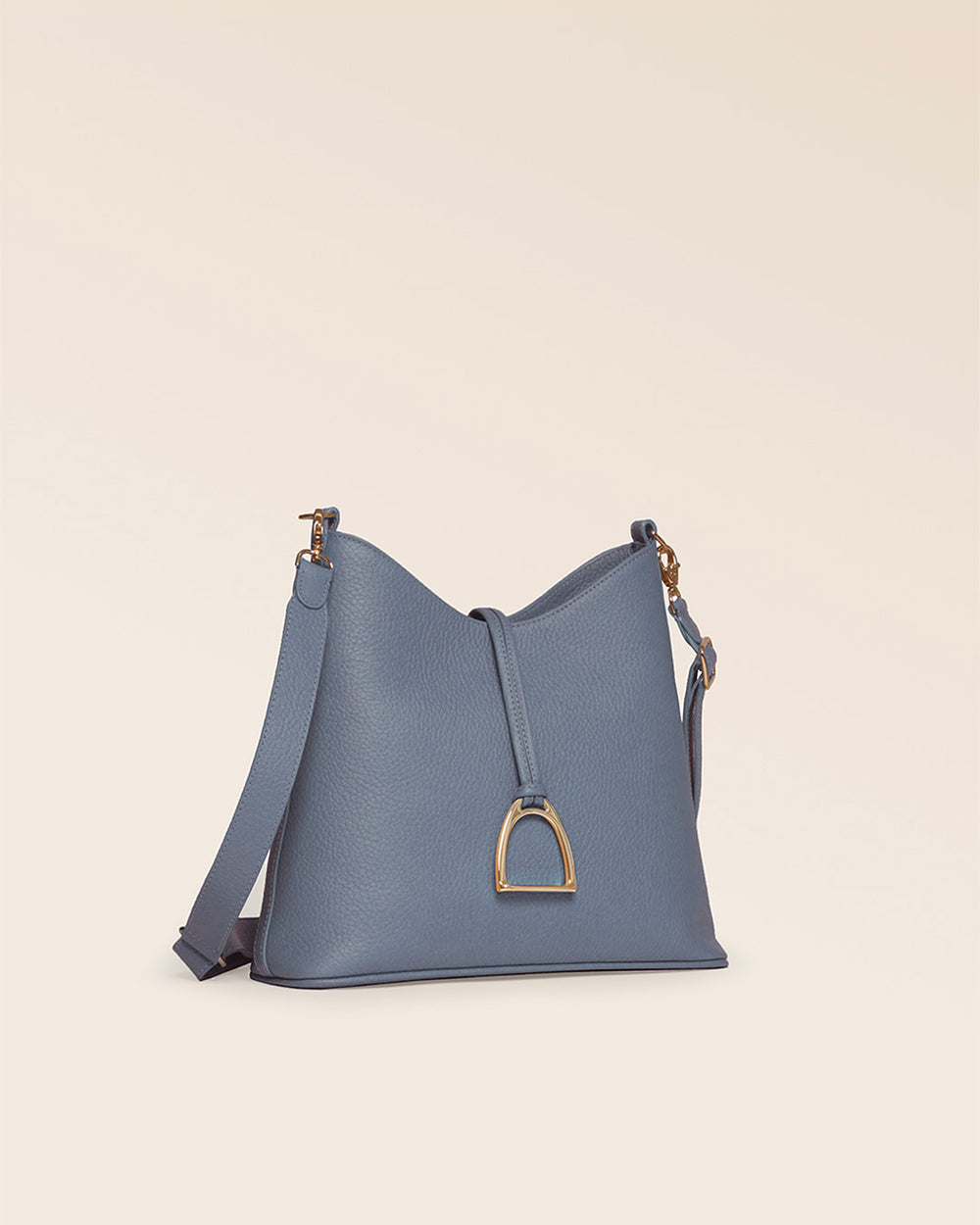 Notre sac Petit Cob Renouard en cuir façon vigogne bleu cobalt et bandoulière cuir, vu de quart en studio.