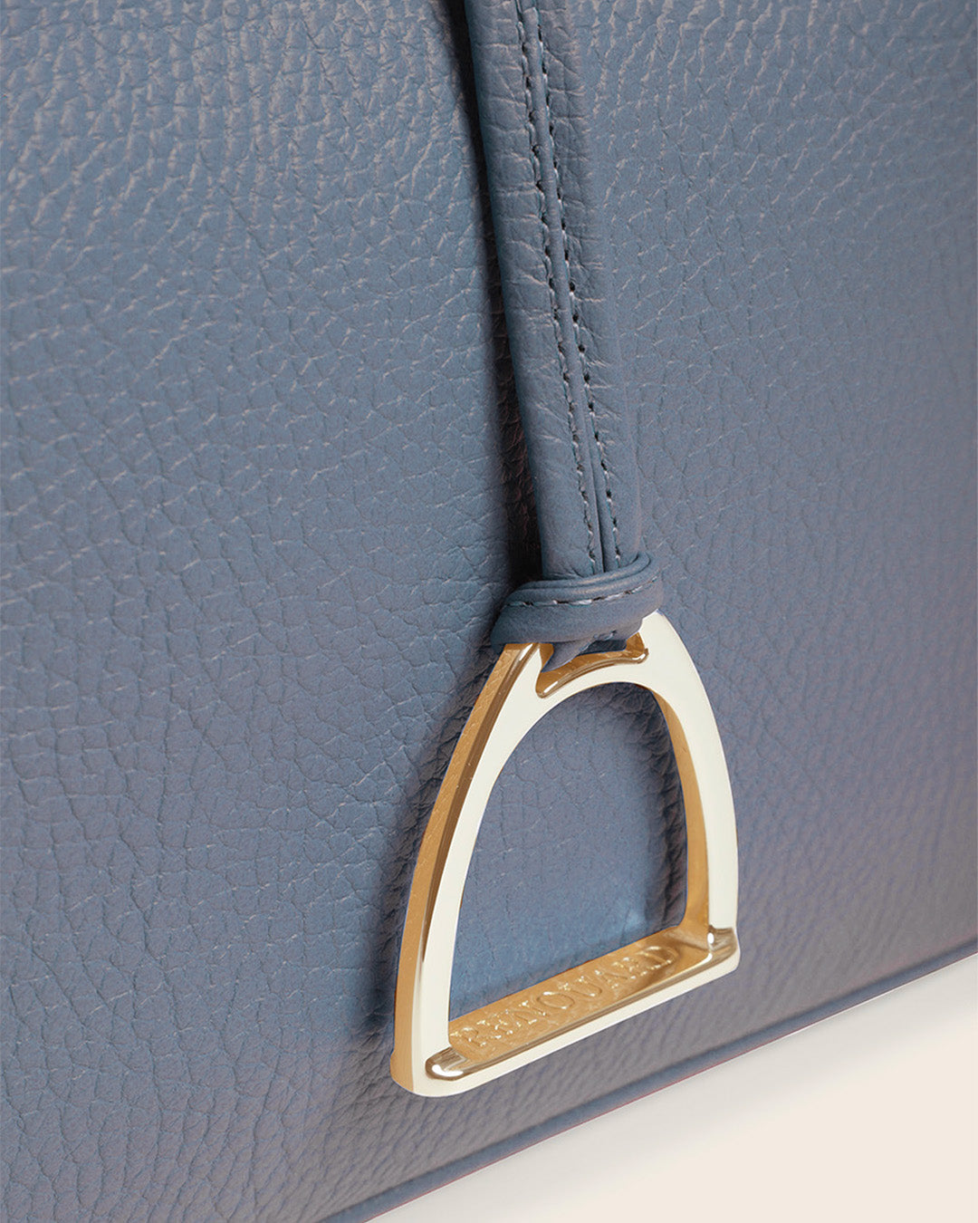 Notre sac Petit Cob Renouard en cuir façon vigogne bleu cobalt et bandoulière cuir, vu de près en studio.
