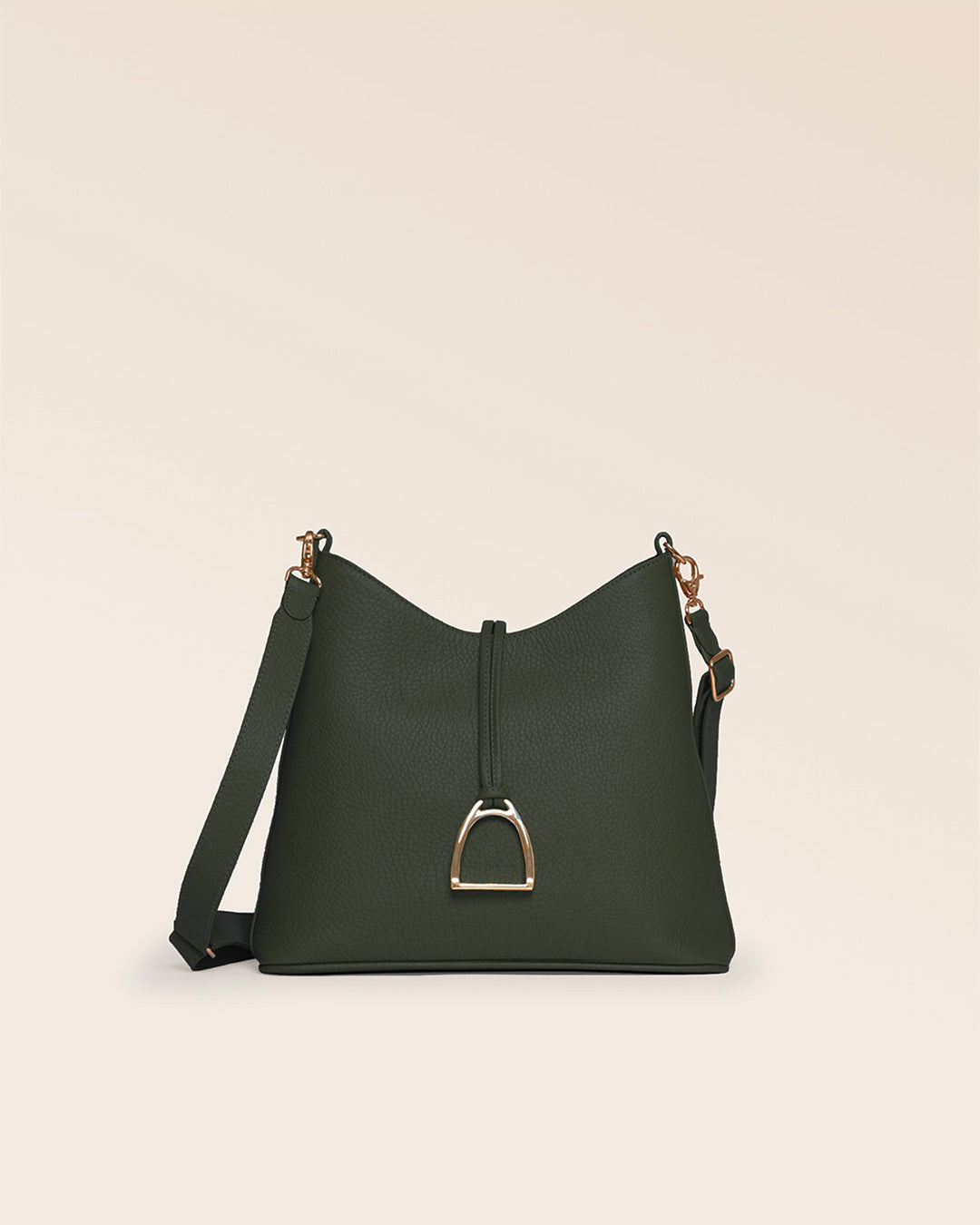 Notre sac Petit Cob Renouard en cuir façon vigogne kaki et bandoulière cuir, vu de face en studio.