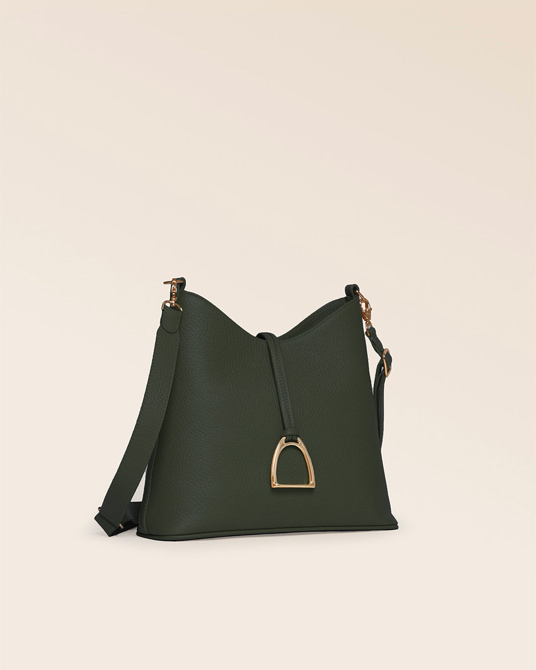 Notre sac Petit Cob Renouard en cuir façon vigogne kaki et bandoulière cuir, vu de quart en studio.