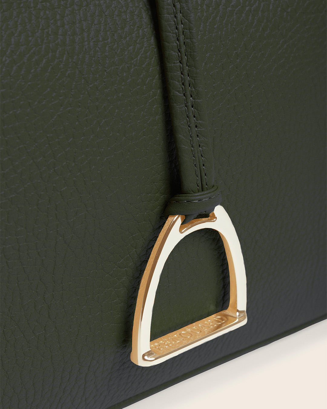 Notre sac Petit Cob Renouard en cuir façon vigogne kaki et bandoulière cuir, vu de près en studio.