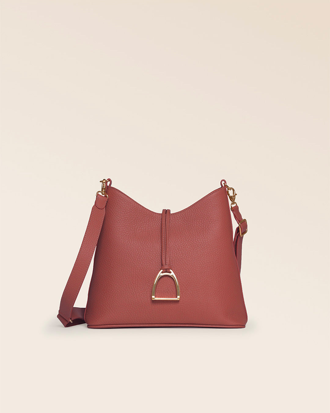 Notre sac Petit Cob Renouard en cuir façon vigogne terracotta et bandoulière cuir, vu de face en studio.