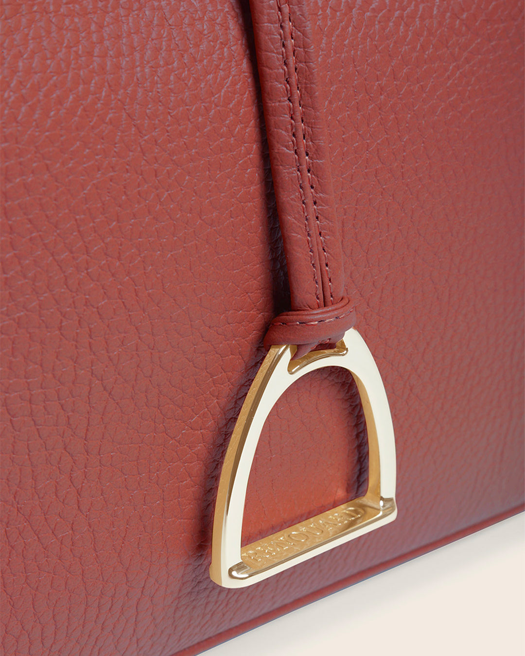 Notre sac Petit Cob Renouard en cuir façon vigogne terracotta et bandoulière cuir, vu de près en studio.
