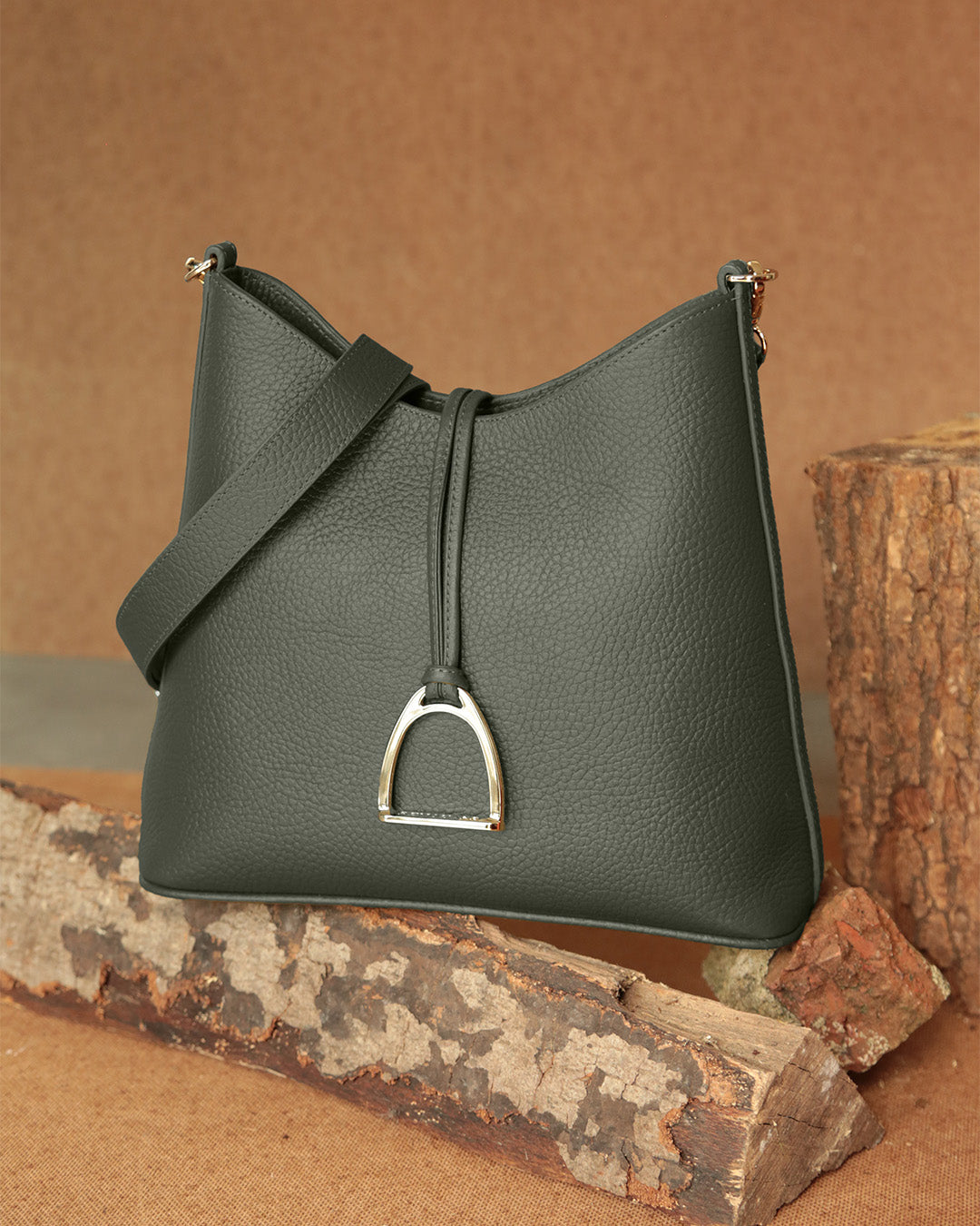 Notre sac Petit Cob Renouard en cuir façon vigogne kaki et bandoulière cuir, vu de face en ambiance.