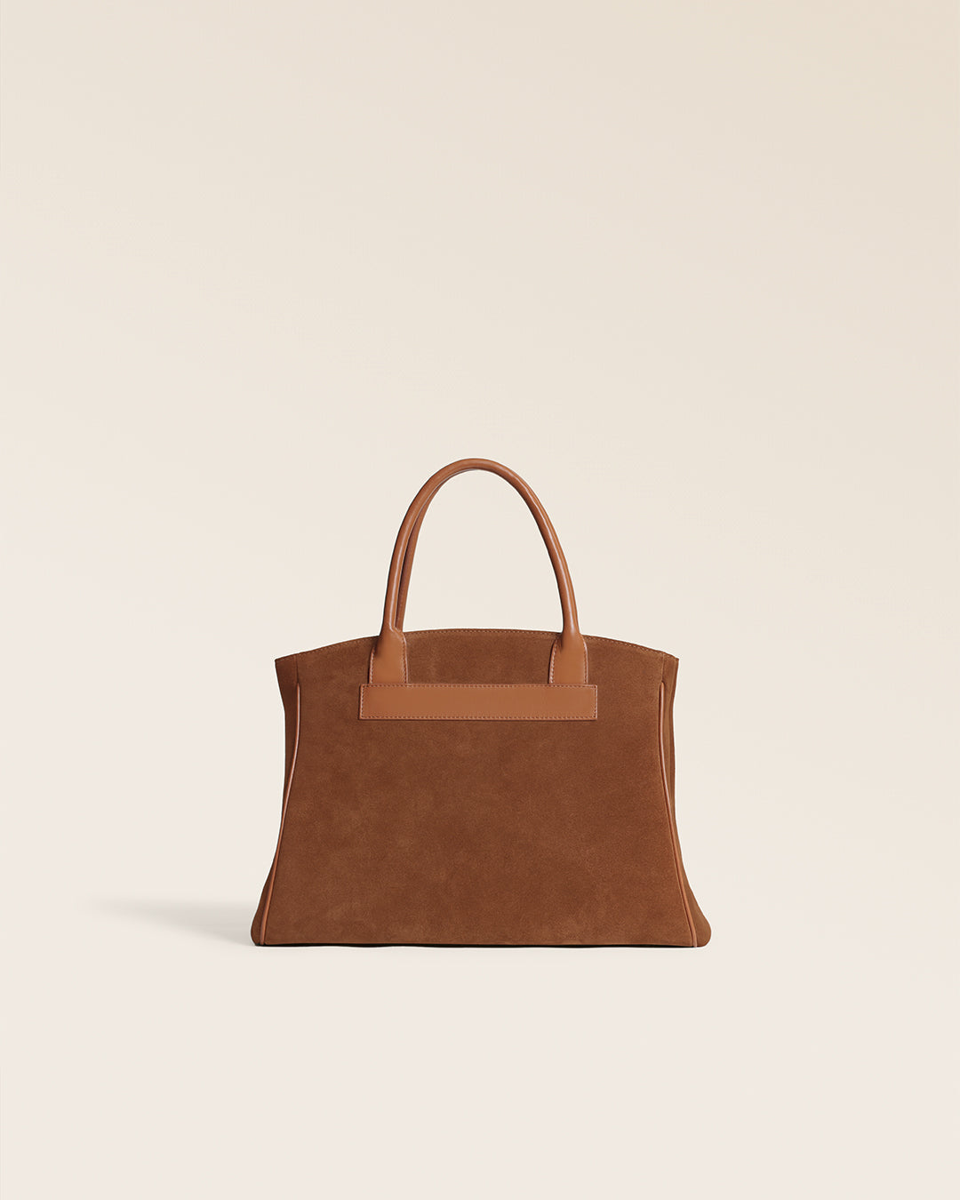 Le sac Prestige Renouard petite modèle en cuir veau velours noisette et cuir lisse camel, vu de dos en studio.