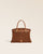 Le sac Prestige Renouard petite modèle en cuir veau velours noisette et cuir lisse camel, vu de face en studio.