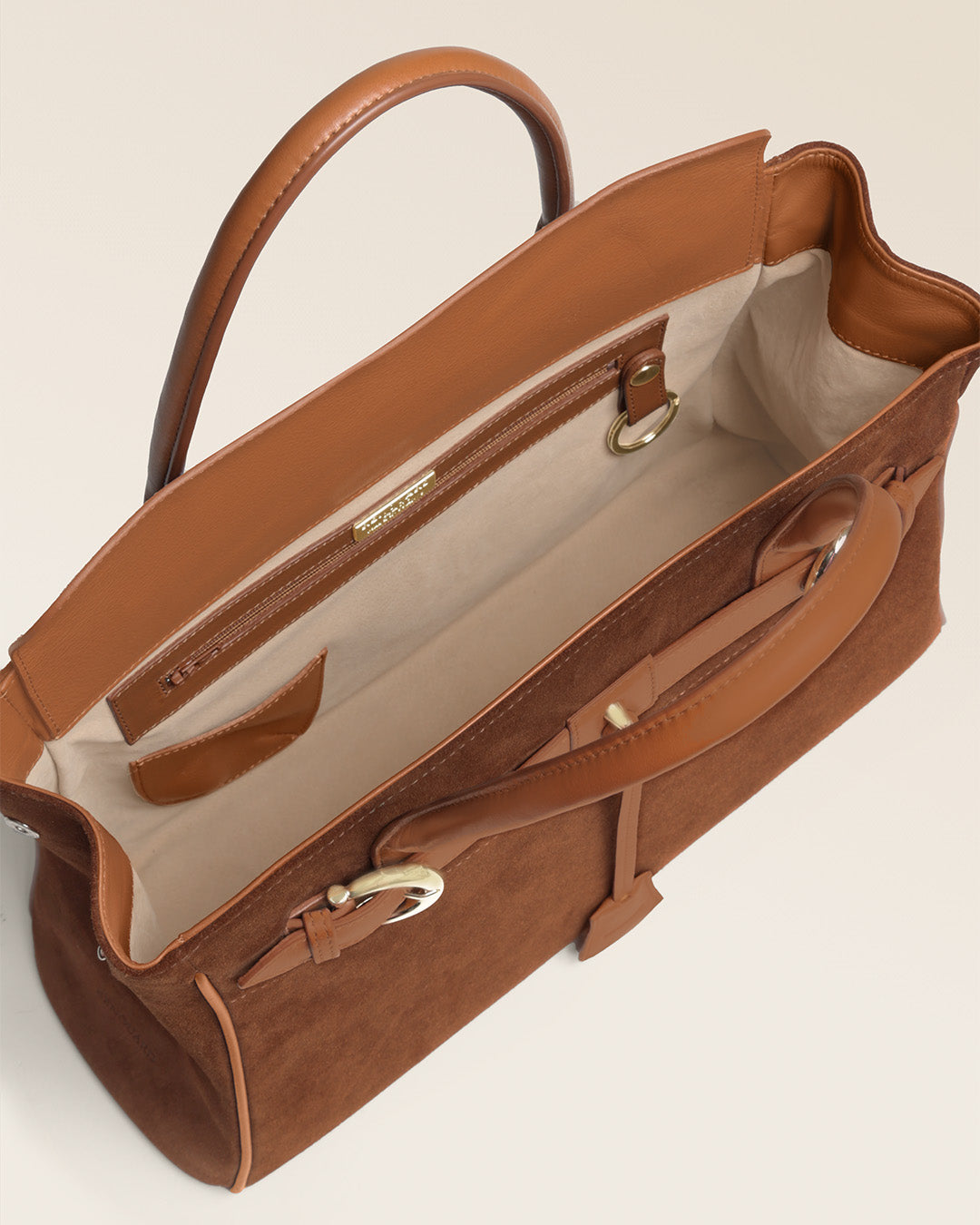 Le sac Prestige Renouard petite modèle en cuir veau velours noisette et cuir lisse camel, vu ouvert en studio.
