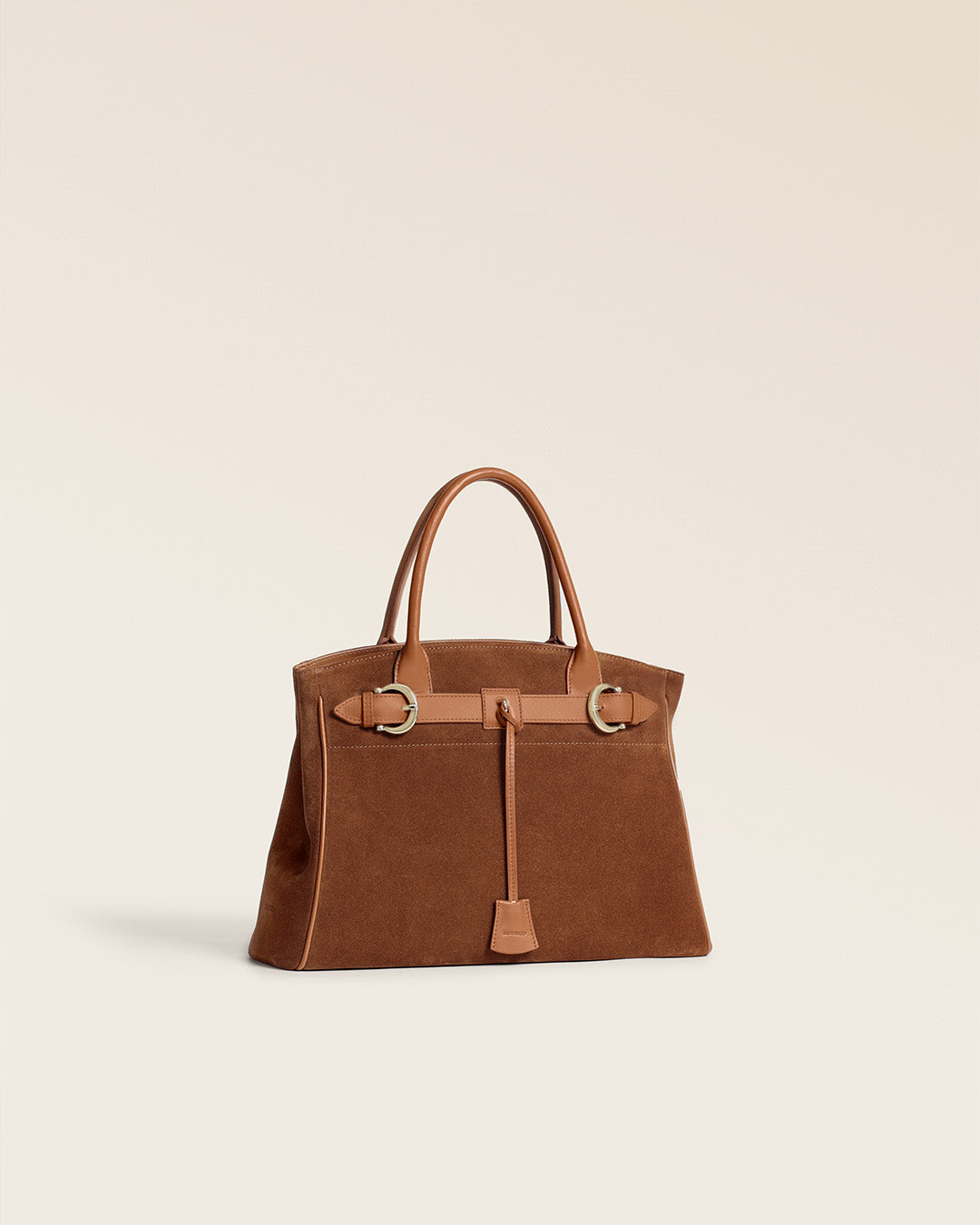 Le sac Prestige Renouard petite modèle en cuir veau velours noisette et cuir lisse camel, vu de quart en studio.
