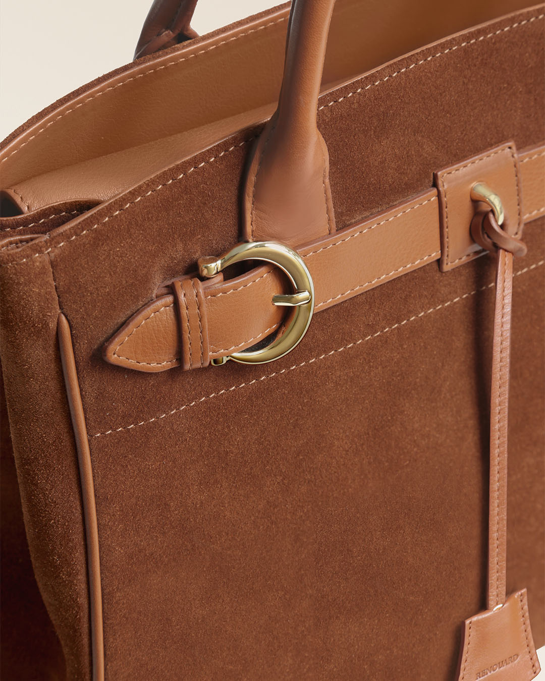 Le sac Prestige Renouard petite modèle en cuir veau velours noisette et cuir lisse camel, vu en détails en studio.