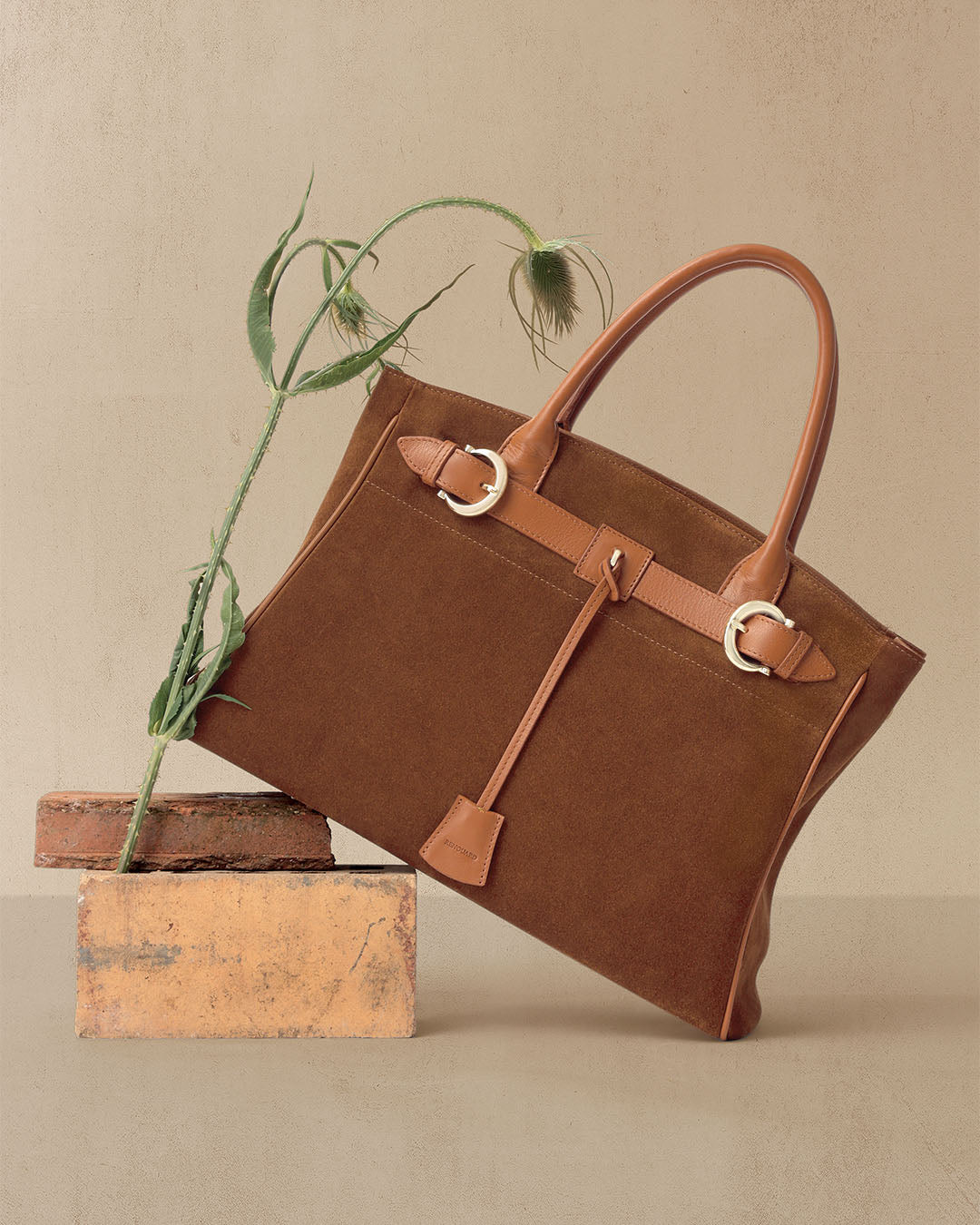 Le sac Prestige Renouard petite modèle en cuir veau velours noisette et cuir lisse camel, vu de face en ambiance.