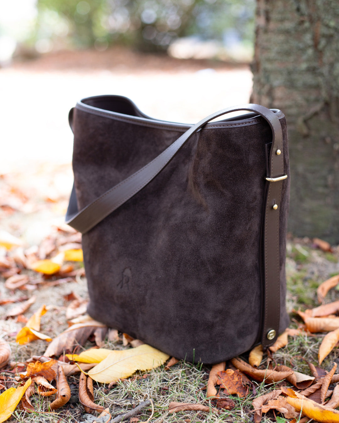 Le sac Rio Renouard en cuir veau velours espresso et cuir lisse ébène, vu de quart en ambiance. 