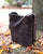 Le sac Rio Renouard en cuir veau velours espresso et cuir lisse ébène, vu de quart en ambiance. 