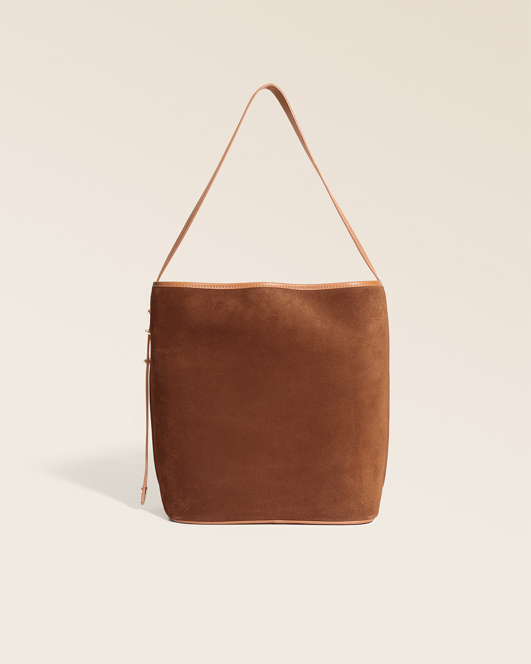 Le sac Rio Renouard en cuir veau velours noisette et lisse camel, vu de dos en studio.