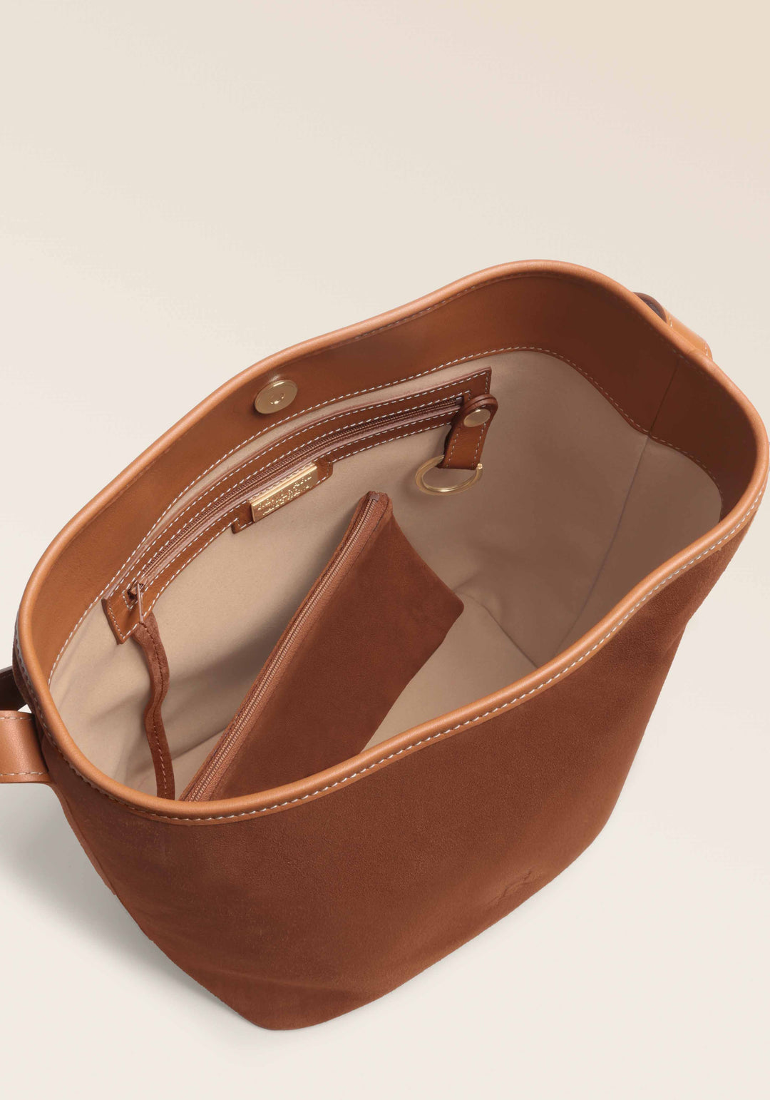 Le sac Rio Renouard en cuir veau velours noisette et lisse camel, vu ouvert en studio.