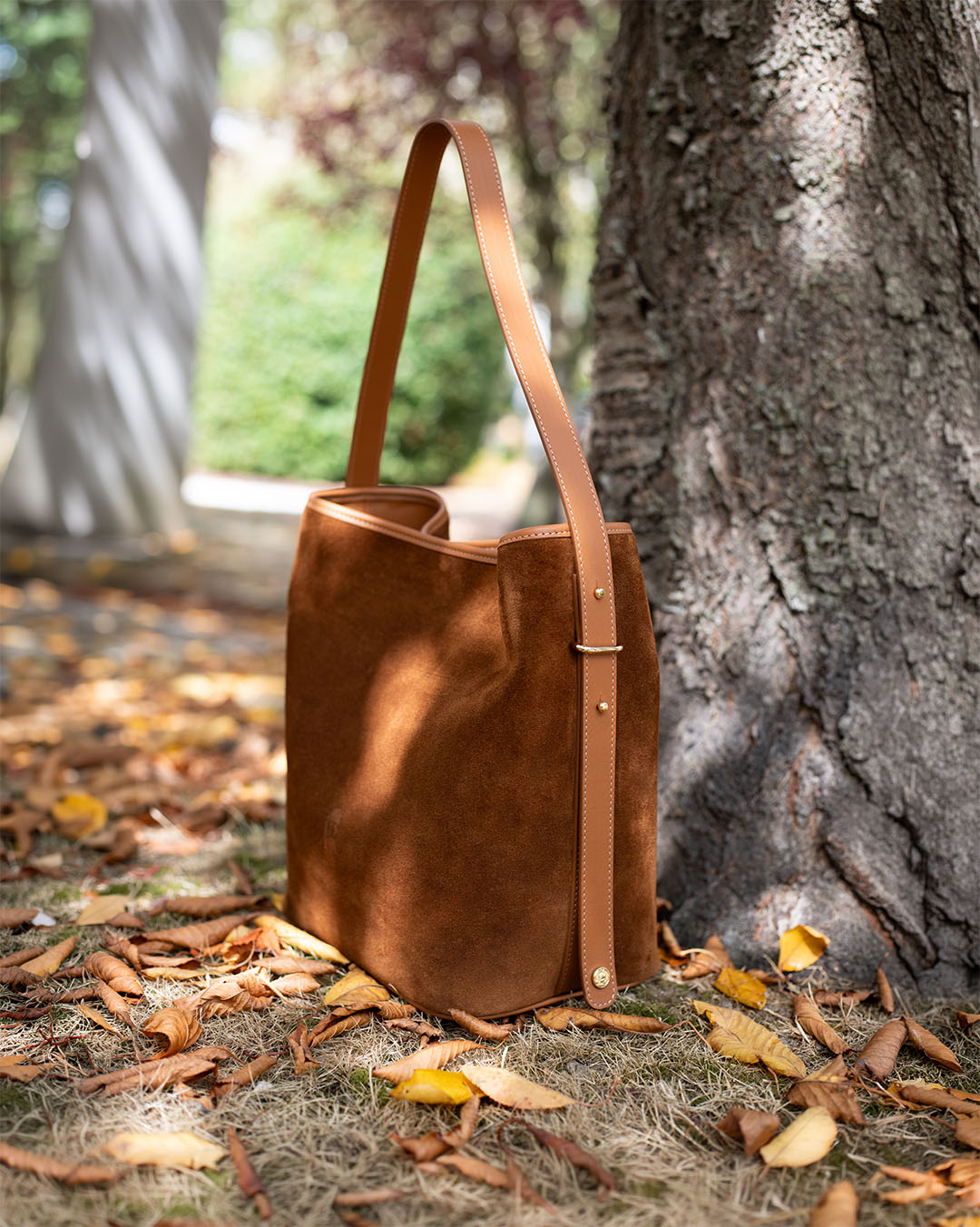 Le sac Rio Renouard en cuir veau velours noisette et lisse camel, vu de quart en ambiance. 