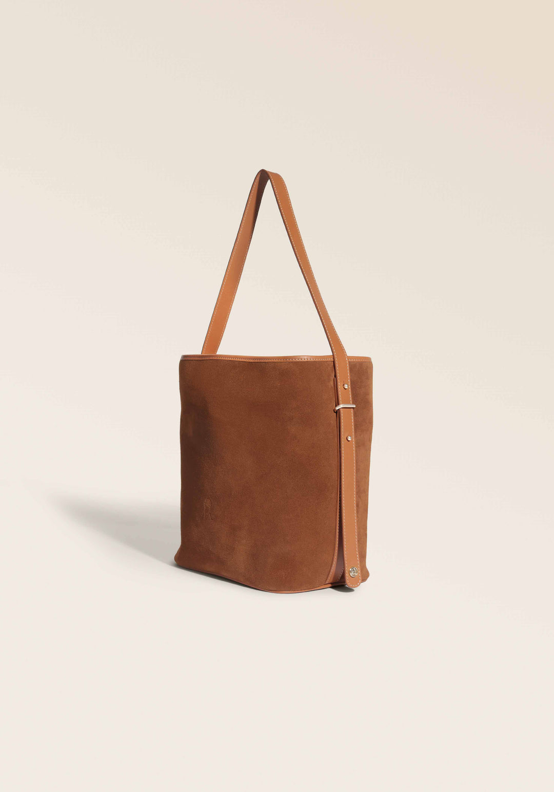 Le sac Rio Renouard en cuir veau velours noisette et lisse camel, vu de quart en studio.