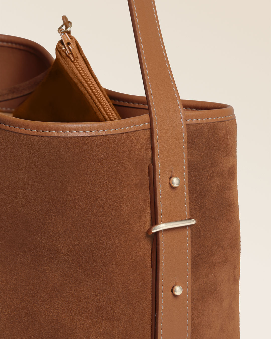 Le sac Rio Renouard en cuir veau velours noisette et lisse camel, vu de près en studio.