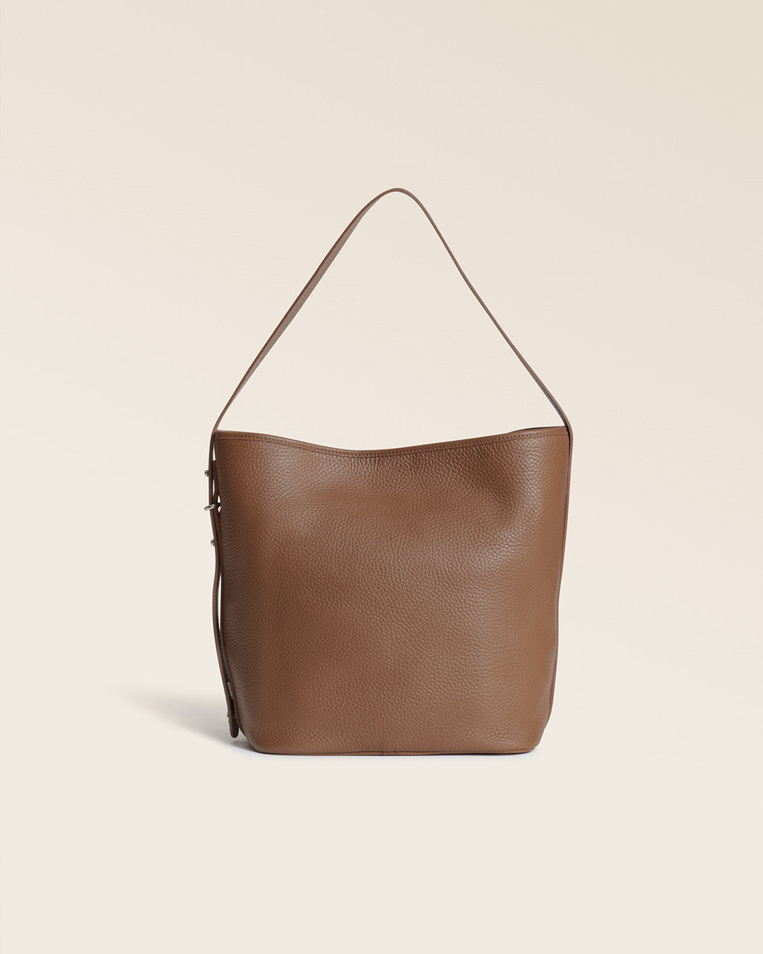 Notre sac Rio Renouard en cuir façon vigogne fauve, vu de dos en studio.