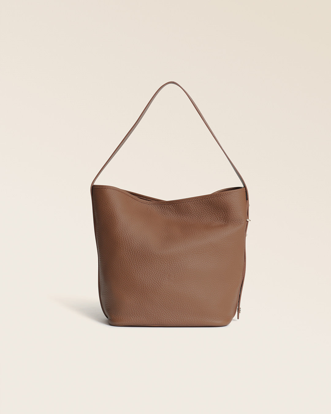 Notre sac Rio Renouard en cuir façon vigogne fauve, vu de face en studio.