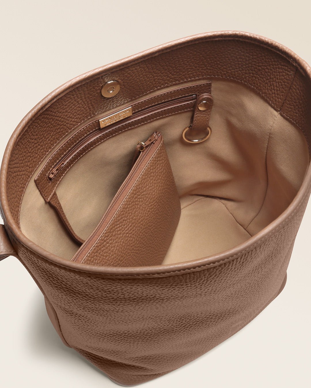 Notre sac Rio Renouard en cuir façon vigogne fauve, vu de l'intérieur en studio.