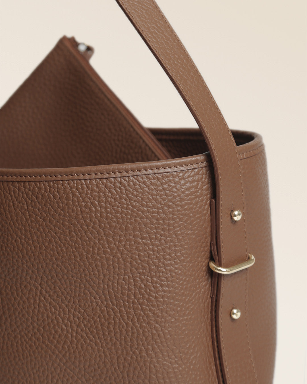 Notre sac Rio Renouard en cuir façon vigogne fauve, vu de près en studio.