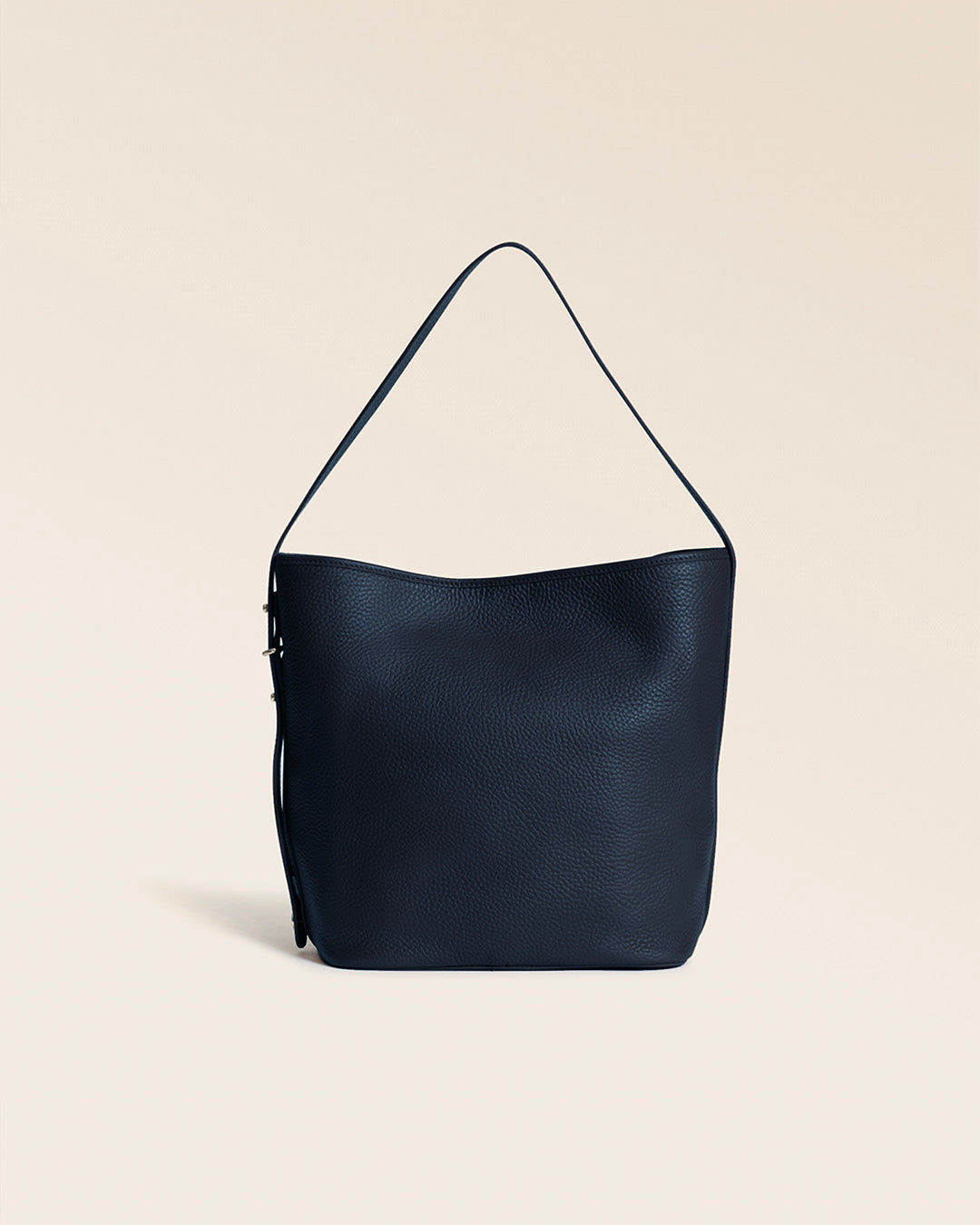 Notre sac Rio Renouard en cuir façon vigogne bleu marine, vu de dos en studio.