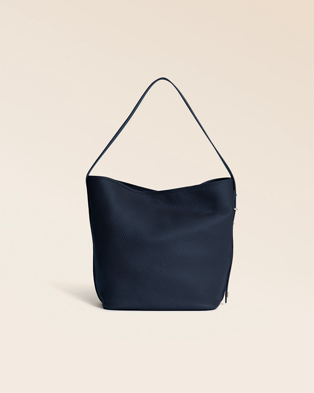 Notre sac Rio Renouard en cuir façon vigogne bleu marine, vu de face en studio.