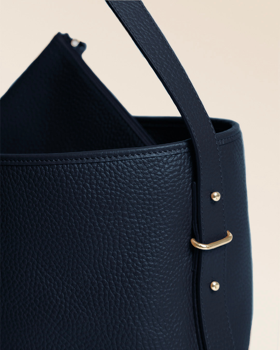 Notre sac Rio Renouard en cuir façon vigogne bleu marine, vu de près en studio.