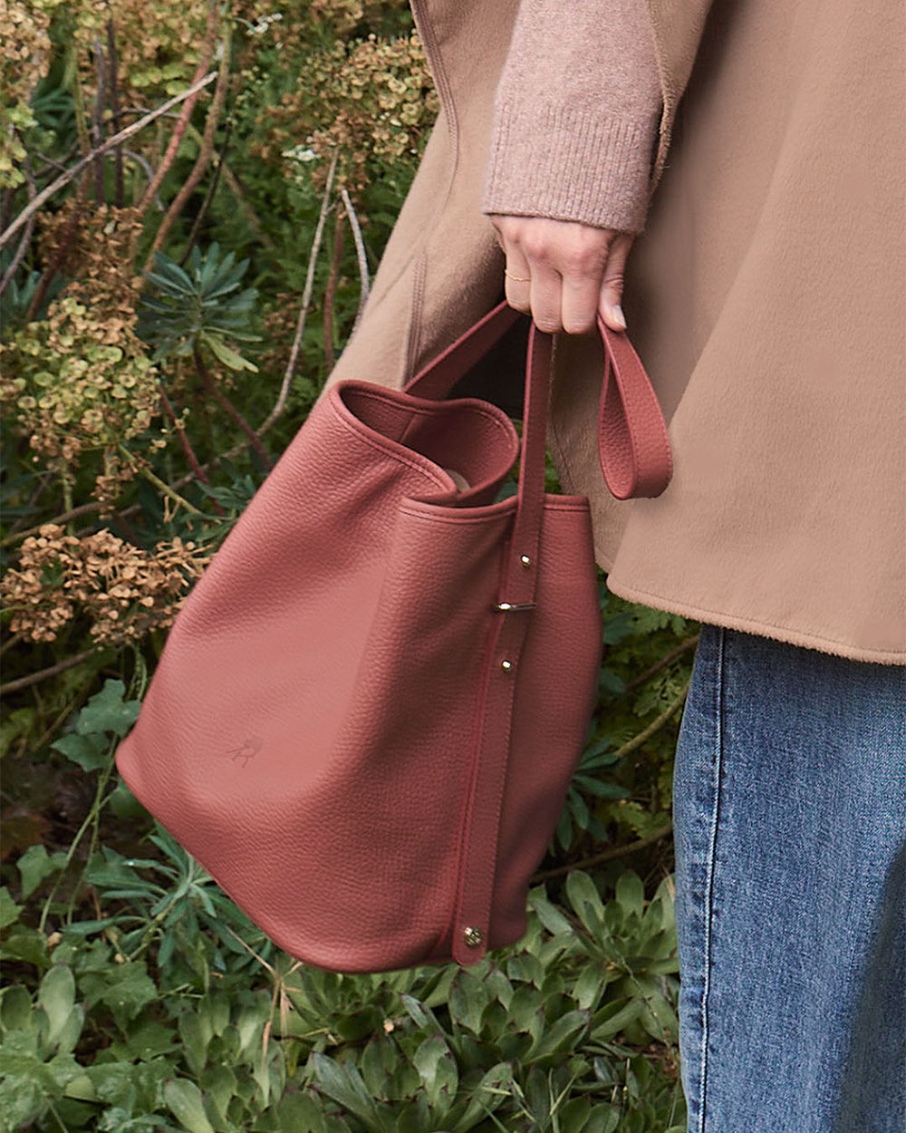 Le sac Rio Renouard en cuir façon vigogne terracotta, vu porté par notre mannequin. 