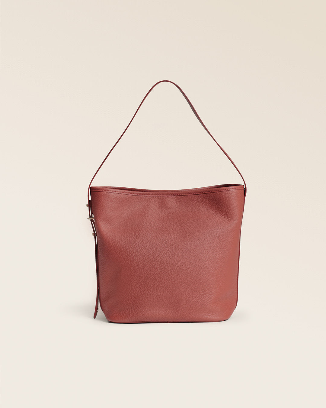 Le sac Rio Renouard en cuir façon vigogne terracotta, vu de dos en studio.