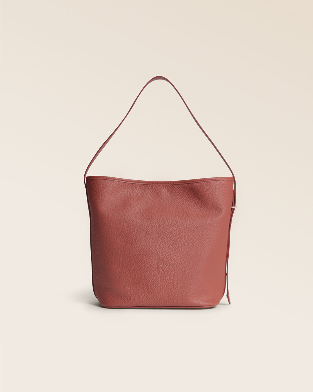 Le sac Rio Renouard en cuir façon vigogne terracotta, vu de face en studio.