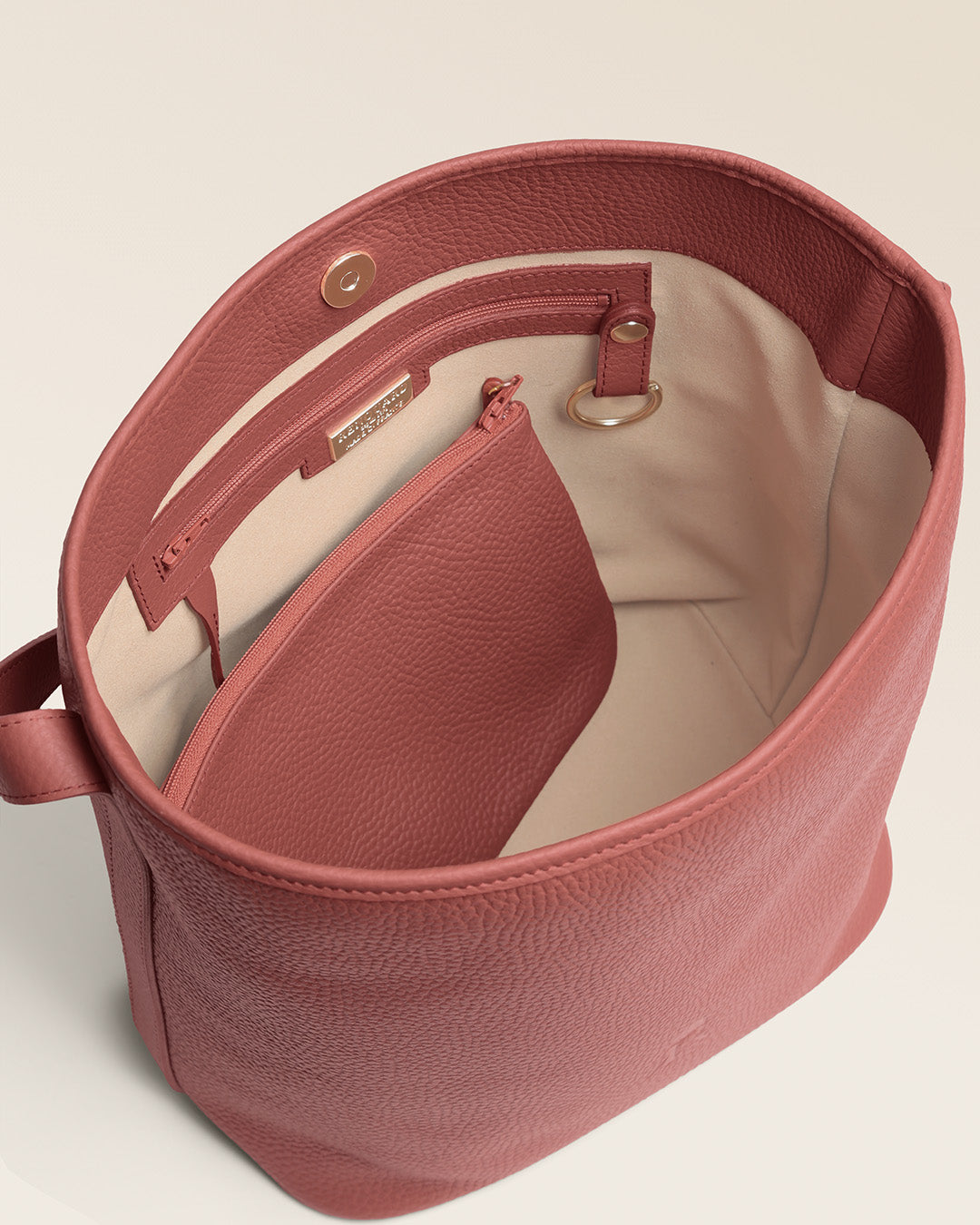 Le sac Rio Renouard en cuir façon vigogne terracotta, vu ouvert en studio.