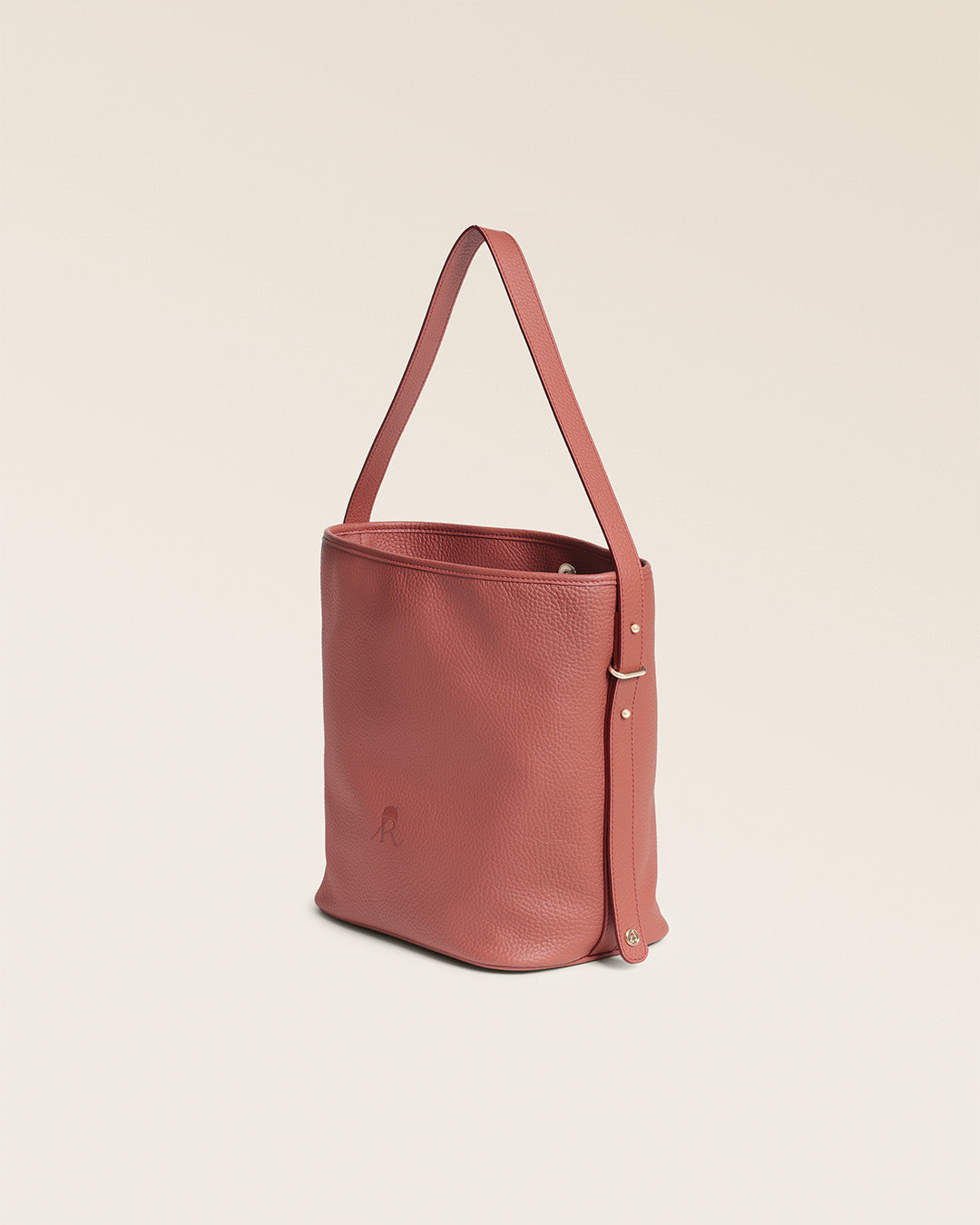 Le sac Rio Renouard en cuir façon vigogne terracotta, vu de quart en studio.