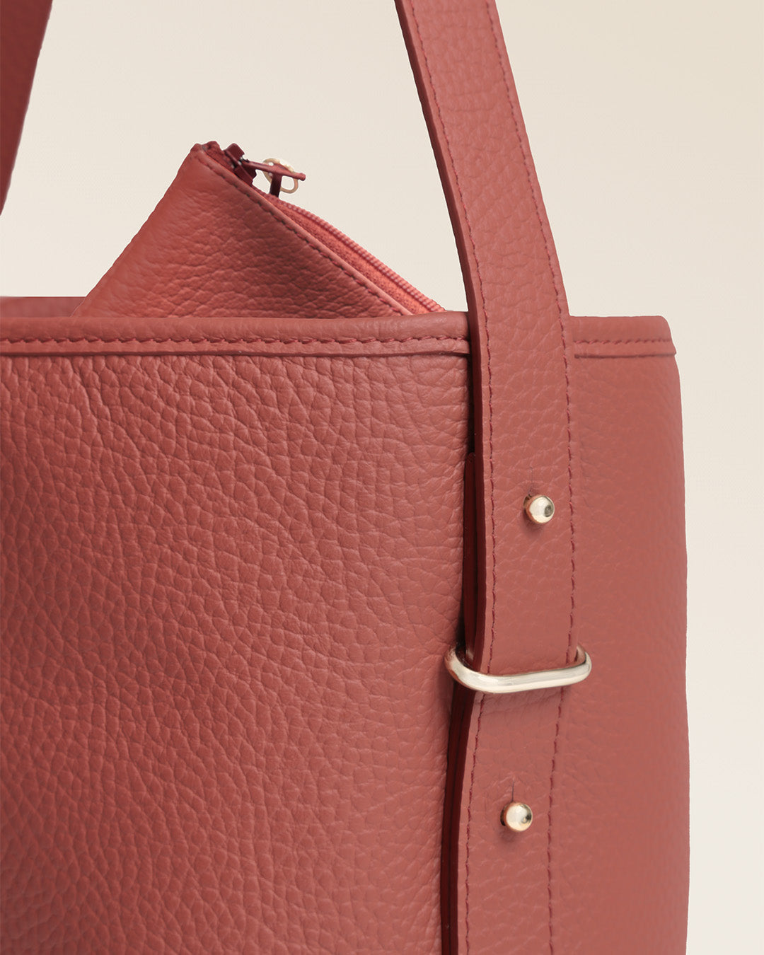 Le sac Rio Renouard en cuir façon vigogne terracotta, vu en détails en studio.