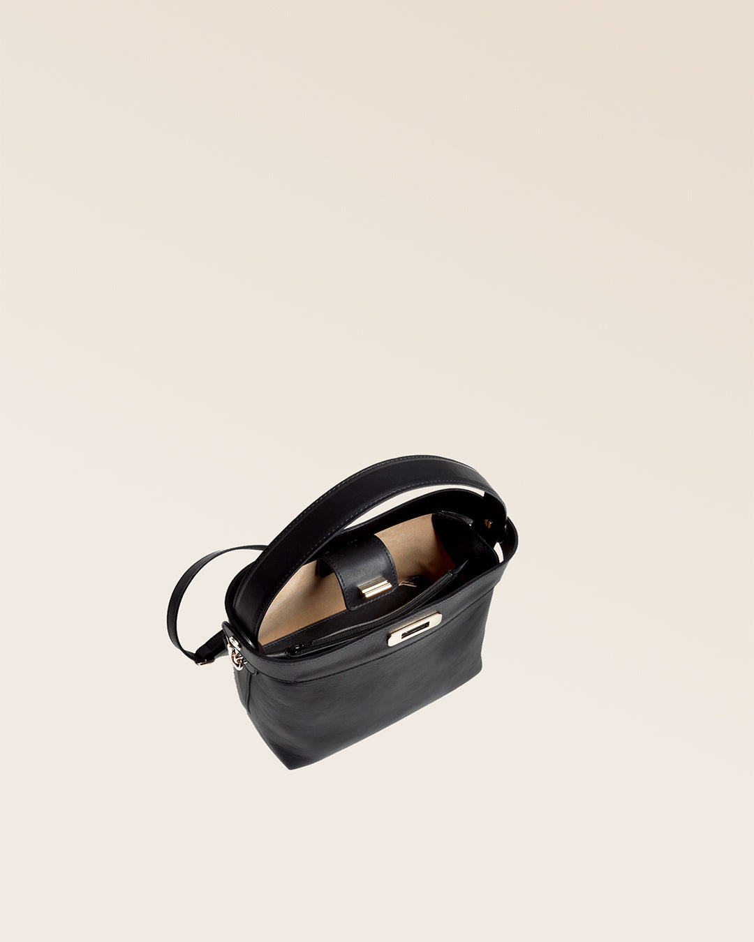 Notre sac Rosa Renouard en cuir lisse noir, vu du dessus en studio.