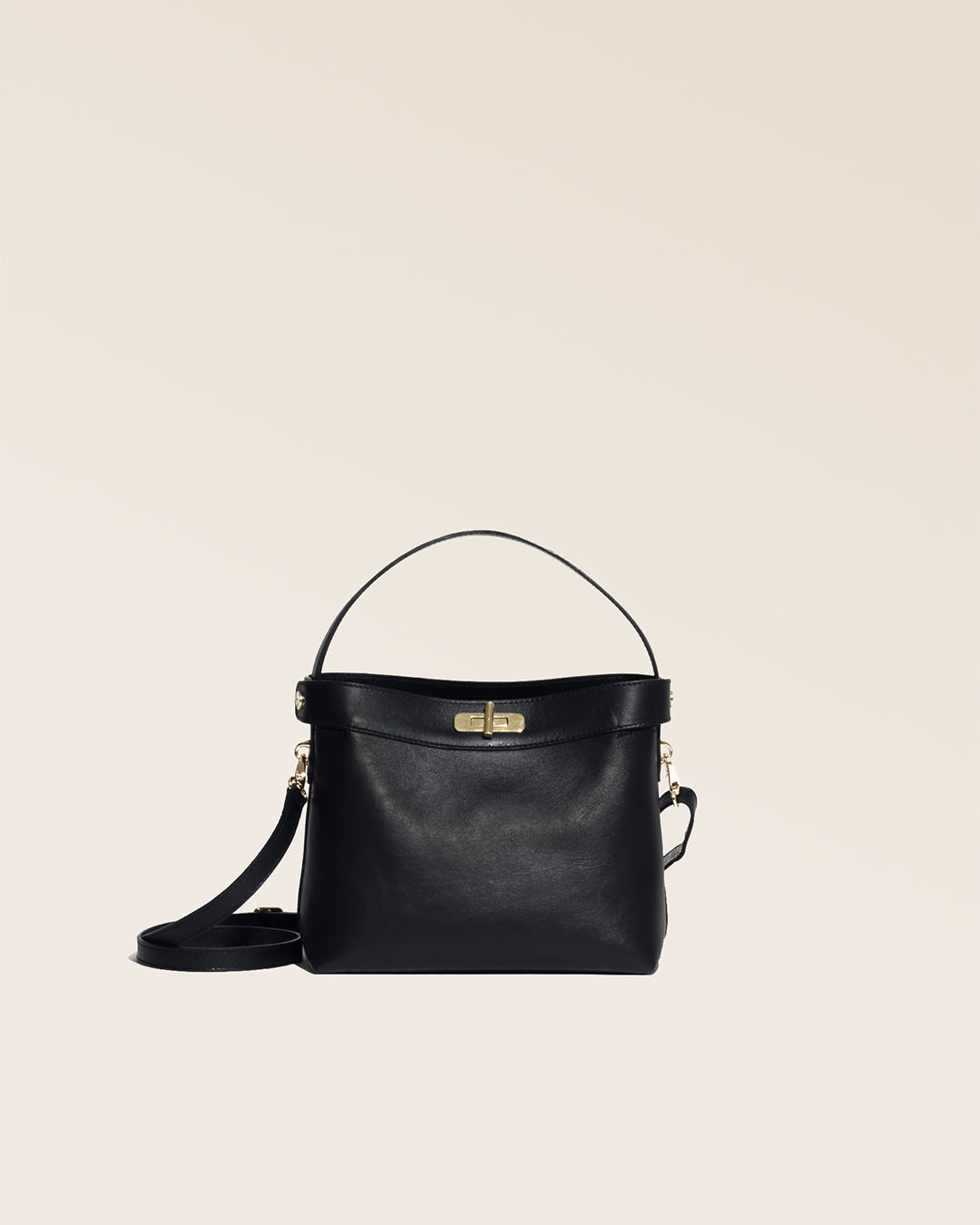 Notre sac Rosa Renouard en cuir lisse noir, vu de face en studio.