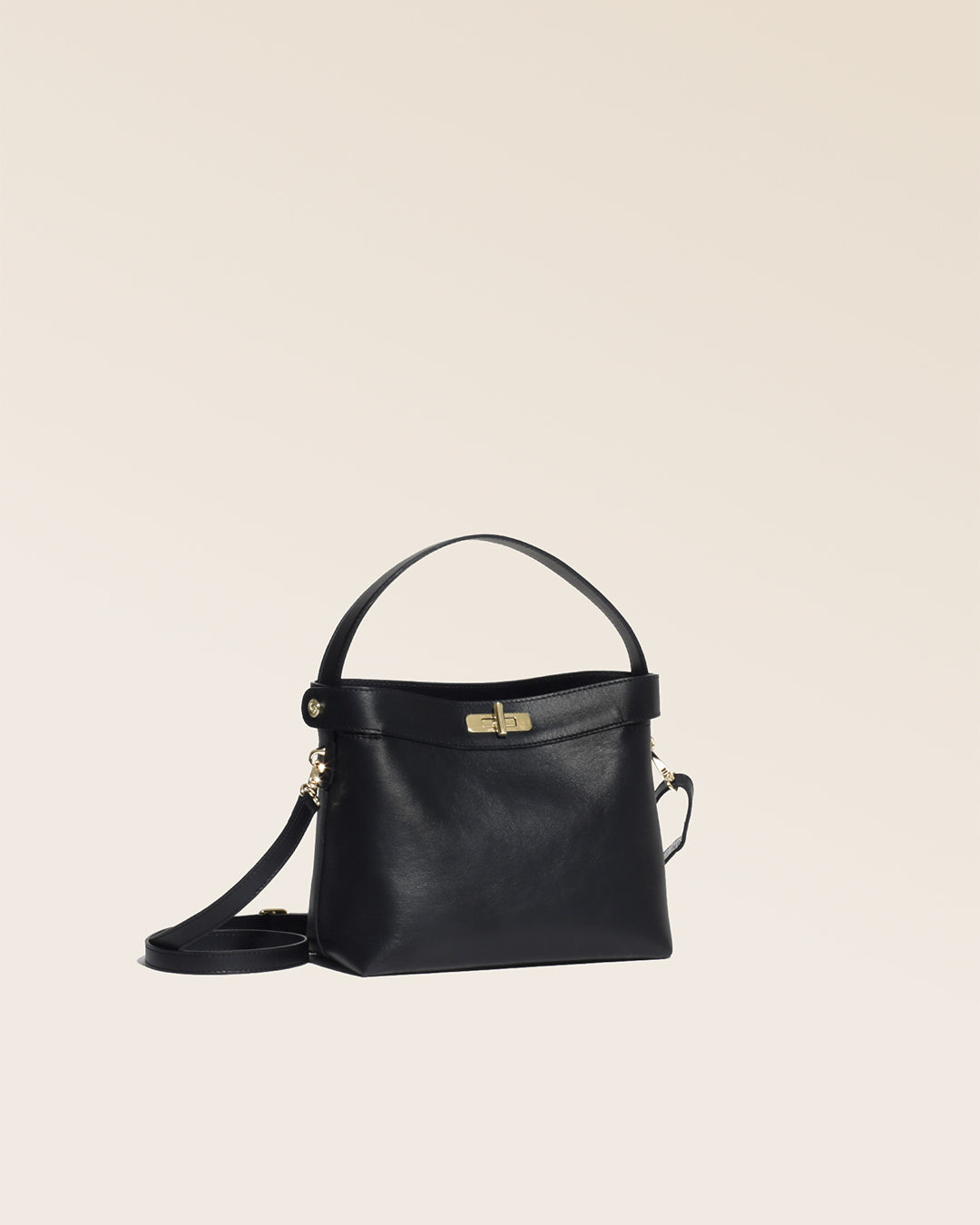 Notre sac Rosa Renouard en cuir lisse noir, vu de quart en studio.